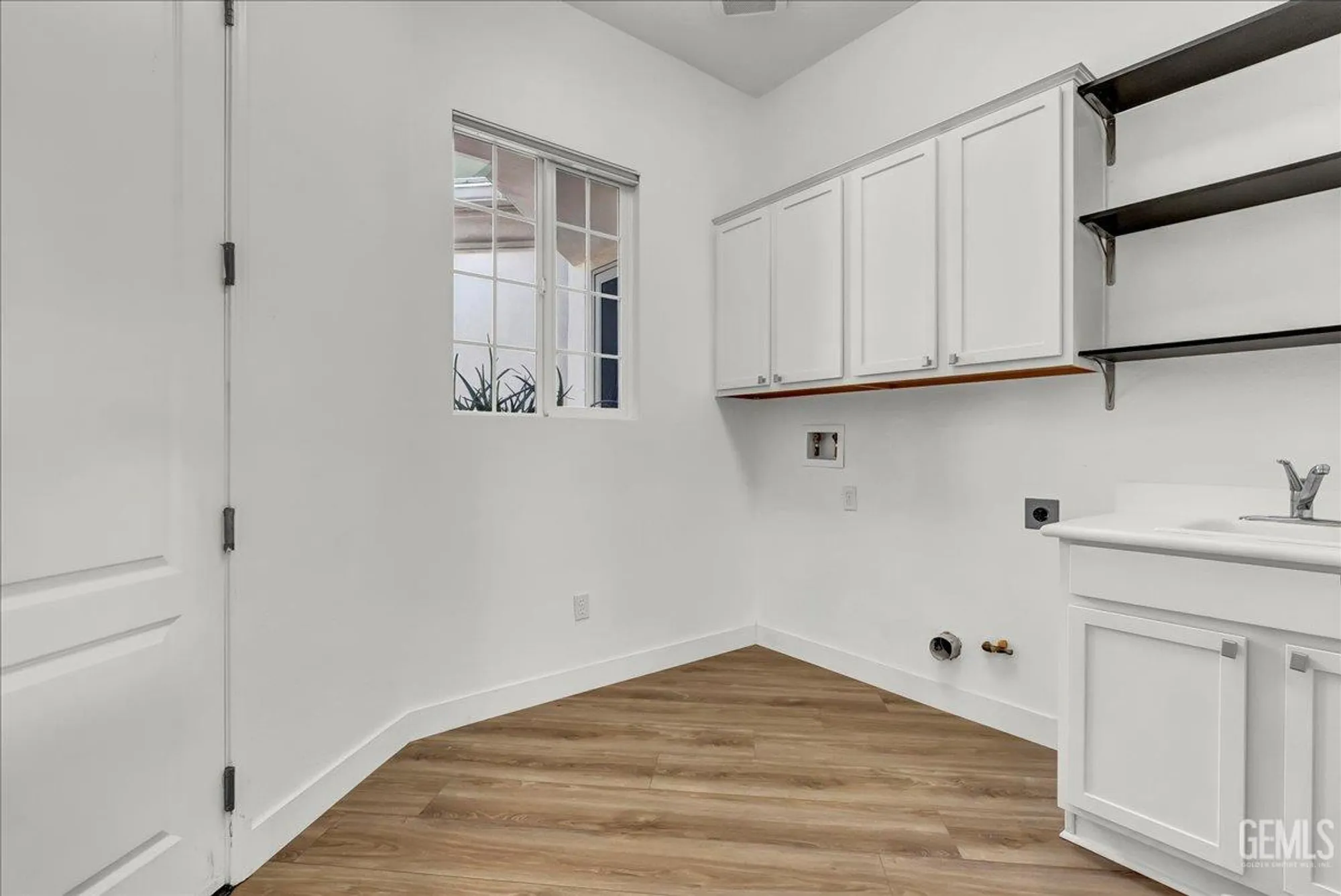 Property Slideshow image 18 of 38 | 5714 park place dr, Bakersfield, CA, 93306