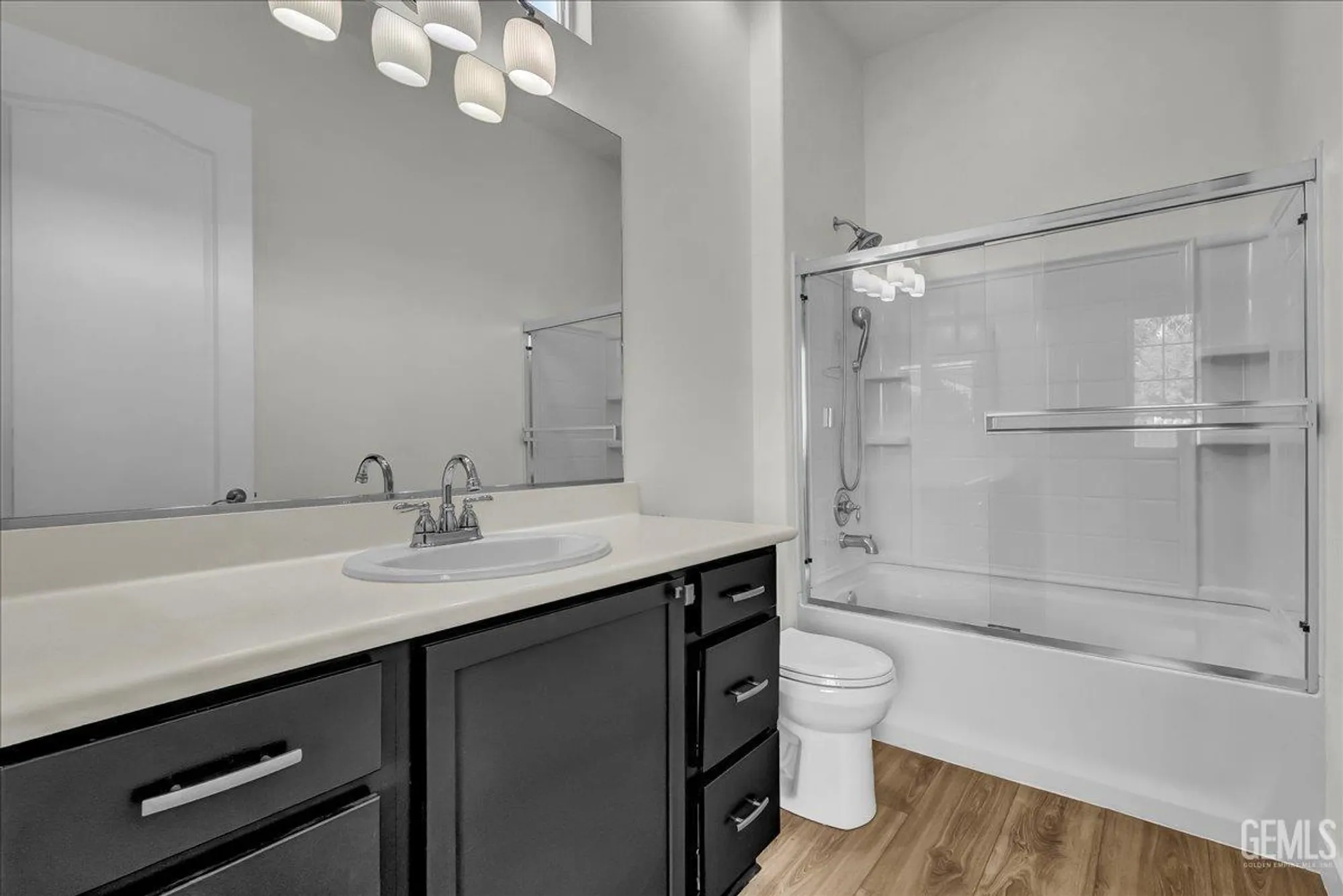 Property Slideshow image 25 of 38 | 5714 park place dr, Bakersfield, CA, 93306