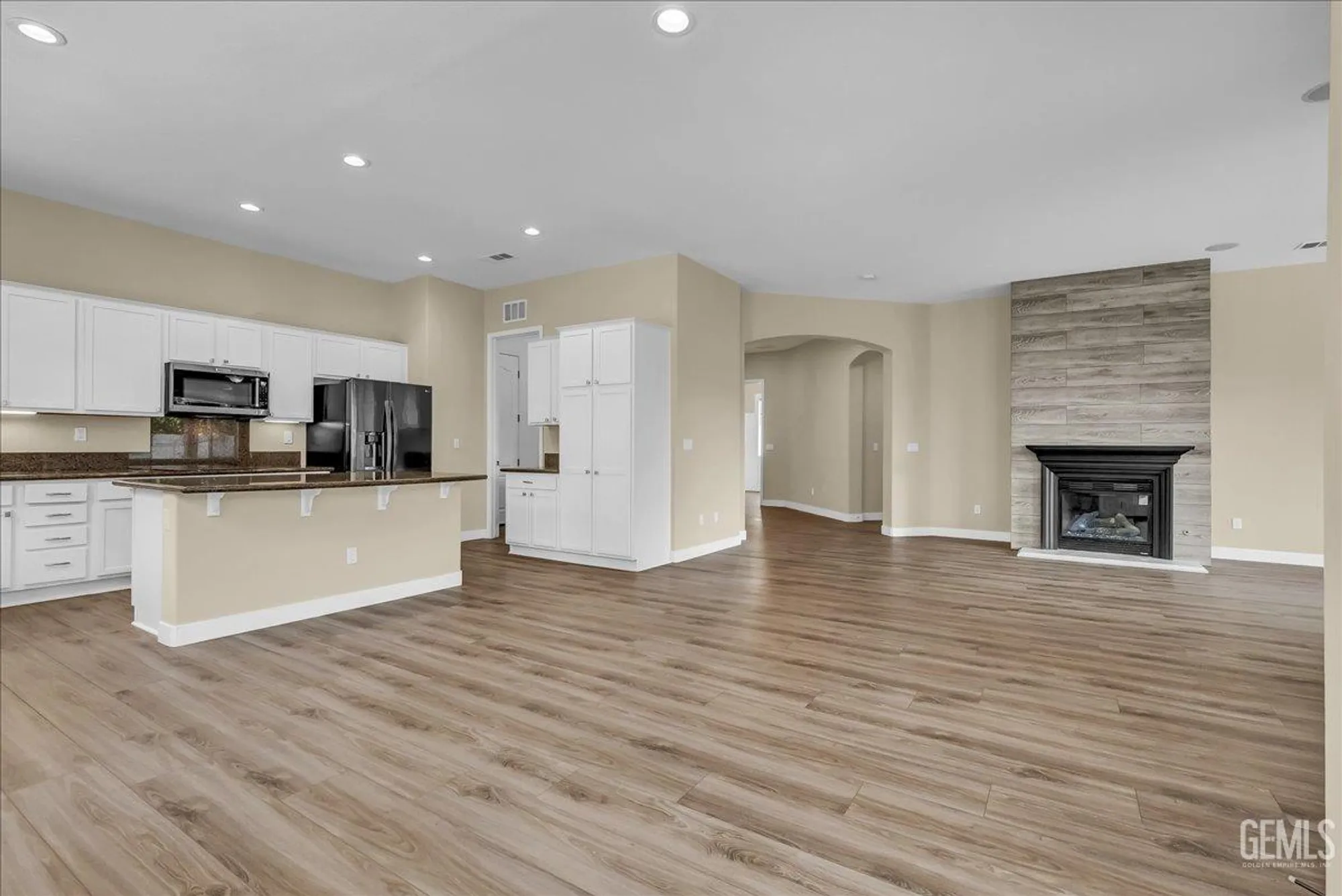 Property Slideshow image 13 of 38 | 5714 park place dr, Bakersfield, CA, 93306