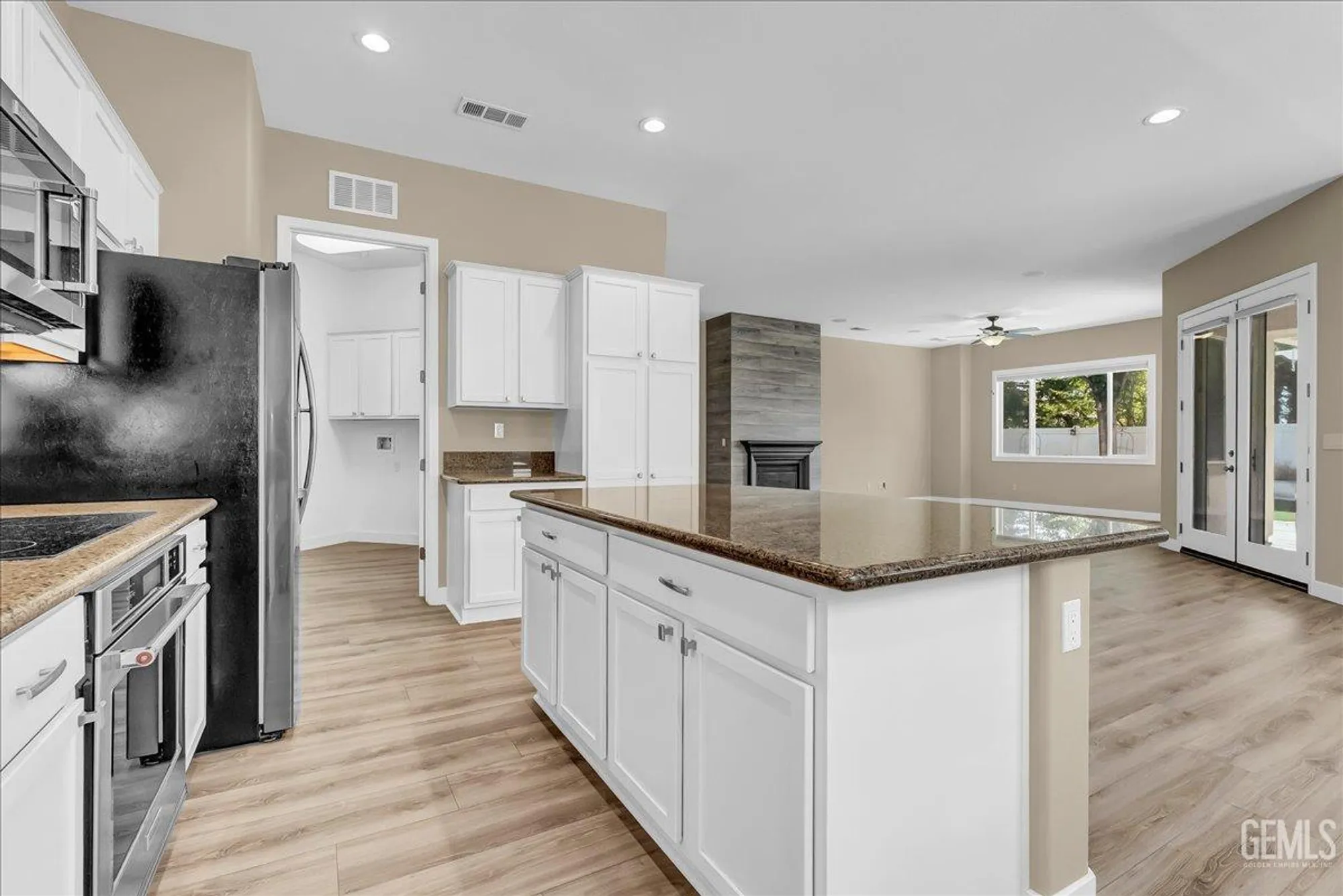 Property Slideshow image 17 of 38 | 5714 park place dr, Bakersfield, CA, 93306