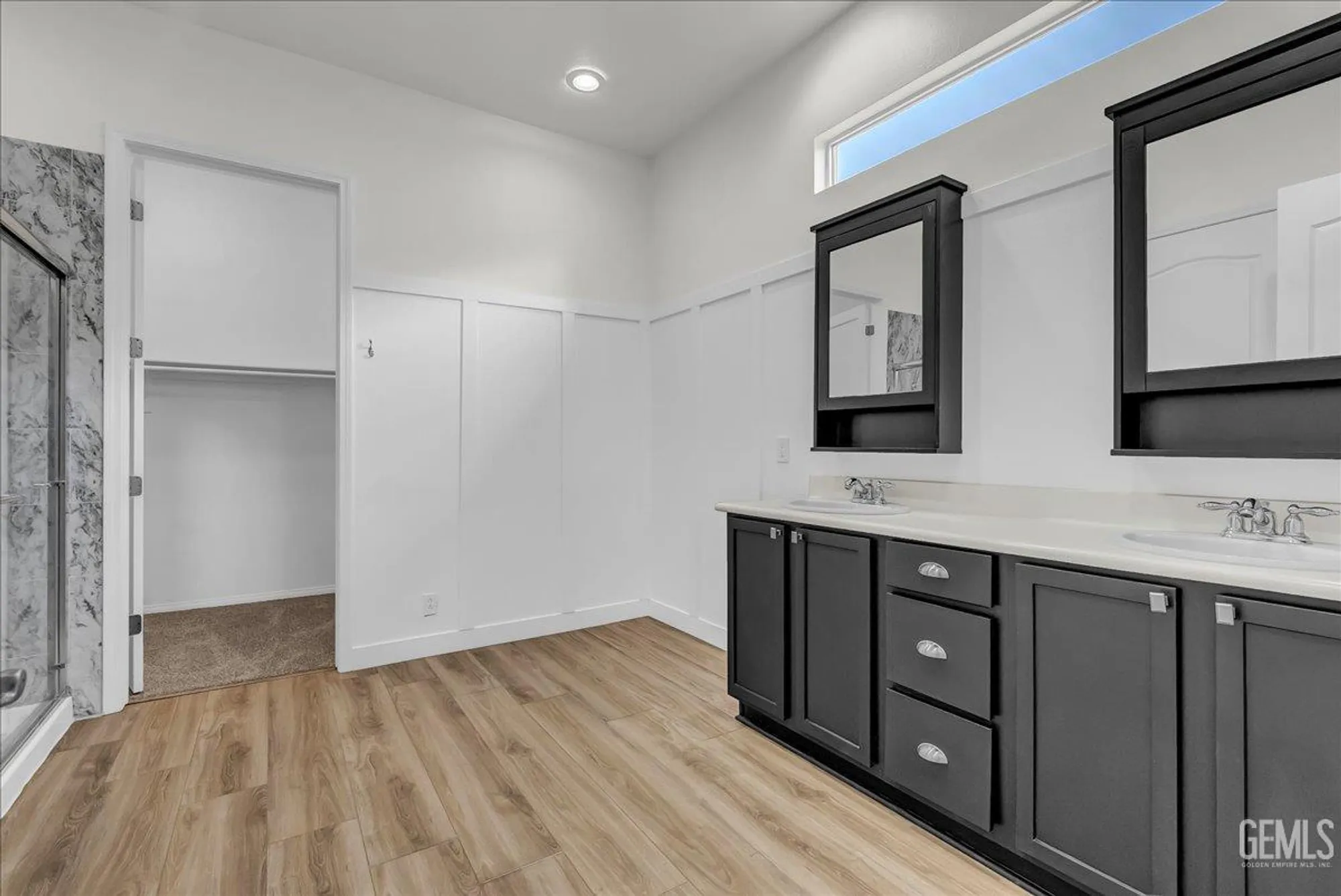 Property Slideshow image 21 of 38 | 5714 park place dr, Bakersfield, CA, 93306