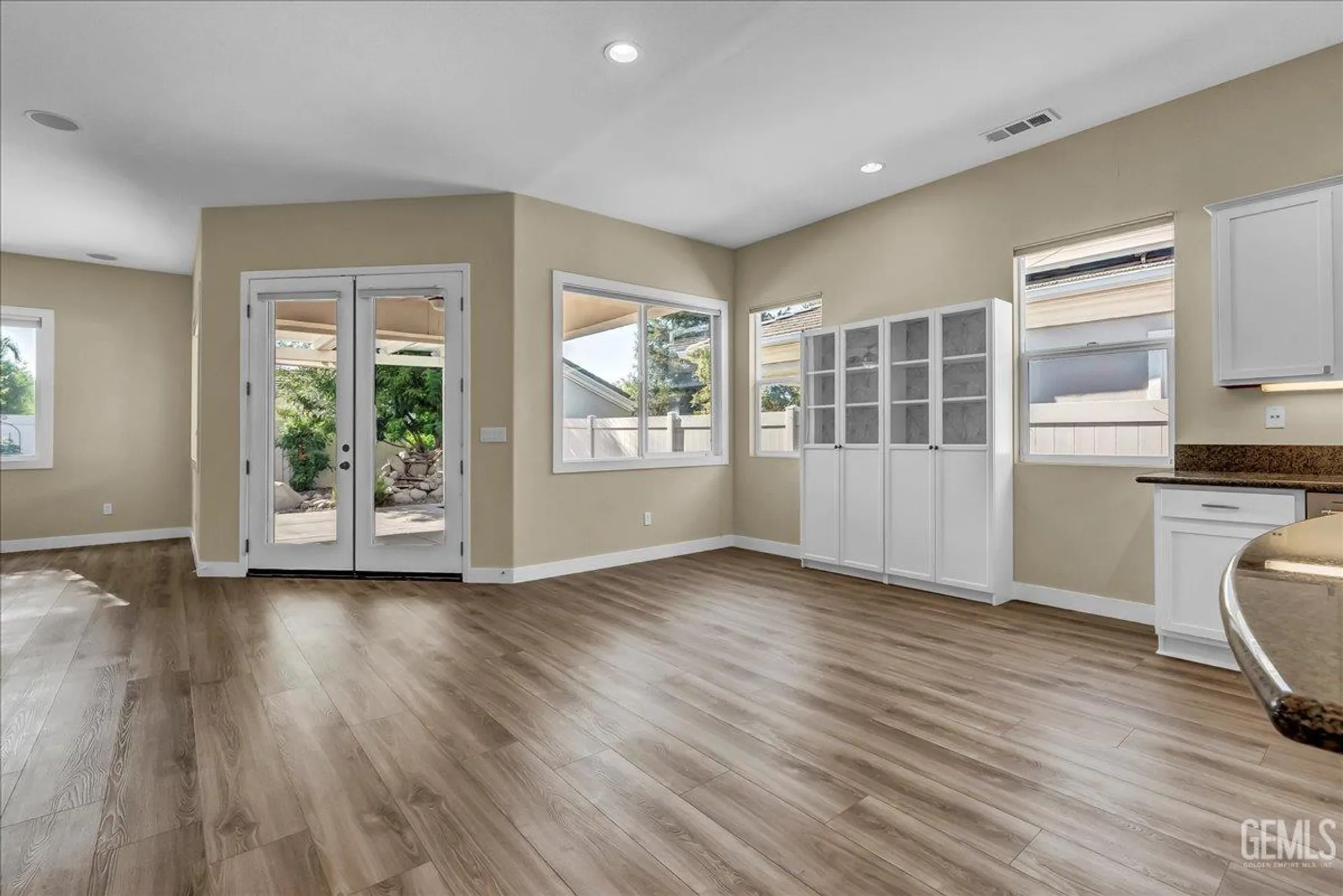 Property Slideshow image 12 of 38 | 5714 park place dr, Bakersfield, CA, 93306