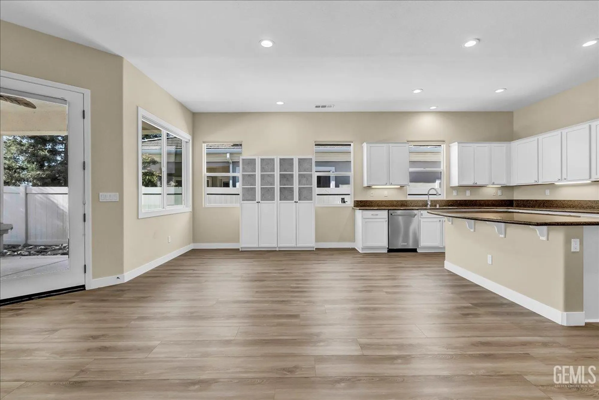 Property Slideshow image 11 of 38 | 5714 park place dr, Bakersfield, CA, 93306