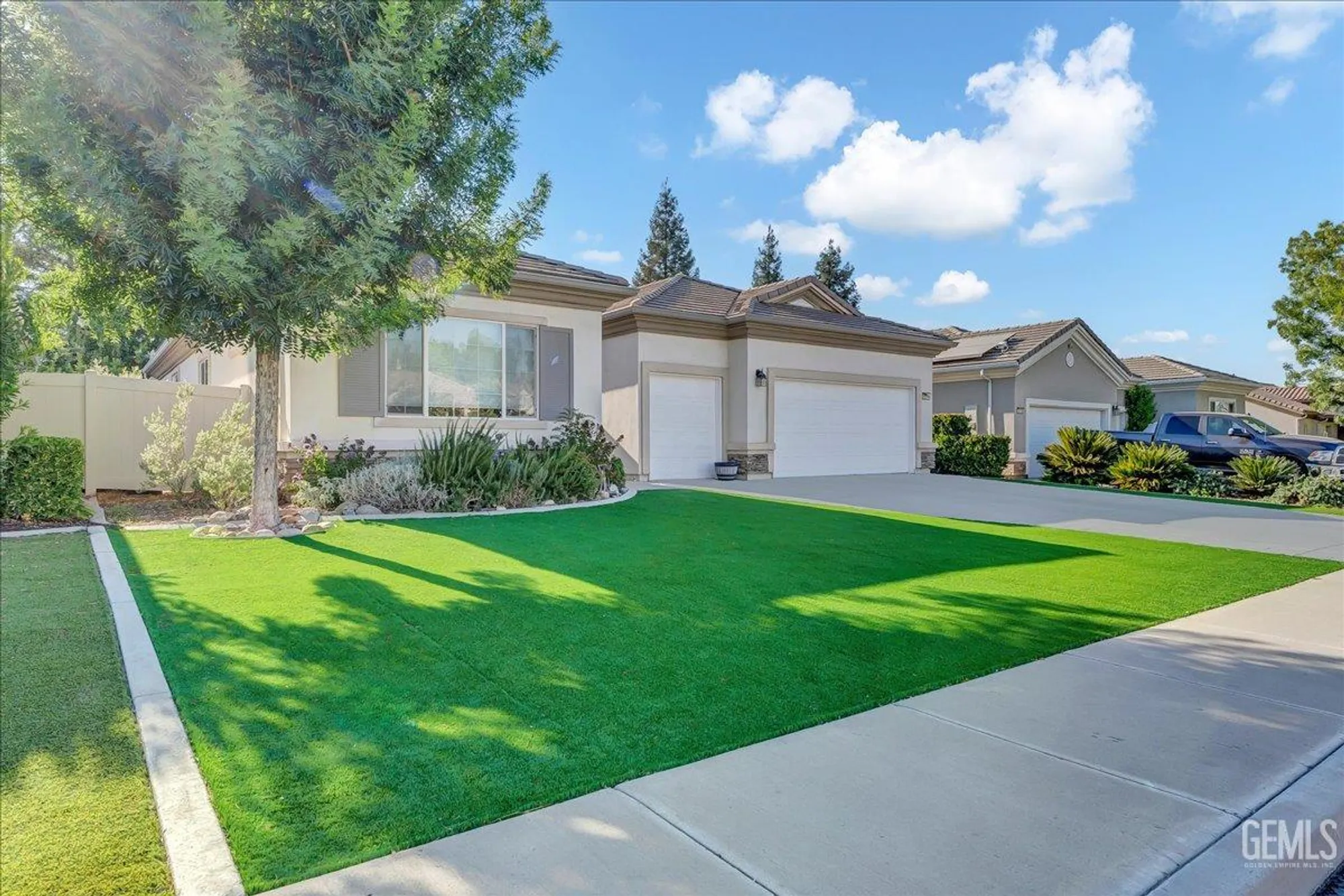 Property Slideshow image 2 of 38 | 5714 park place dr, Bakersfield, CA, 93306