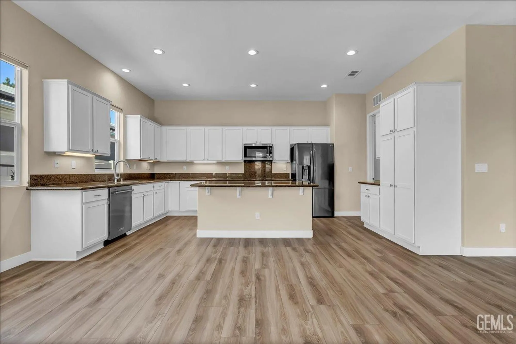 Property Slideshow image 14 of 38 | 5714 park place dr, Bakersfield, CA, 93306