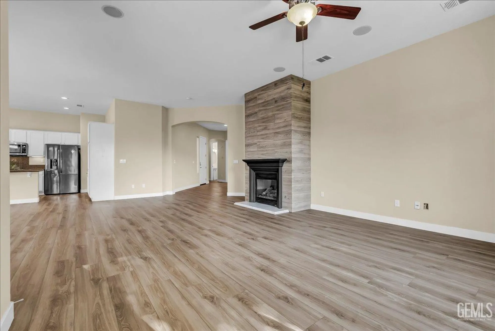 Property Slideshow image 9 of 38 | 5714 park place dr, Bakersfield, CA, 93306