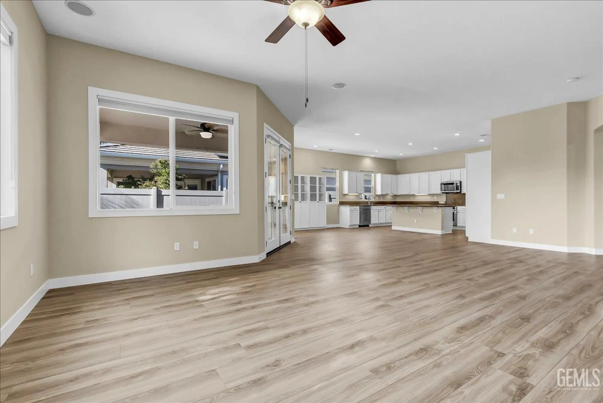 Property Slideshow image 10 of 38 | 5714 park place dr, Bakersfield, CA, 93306