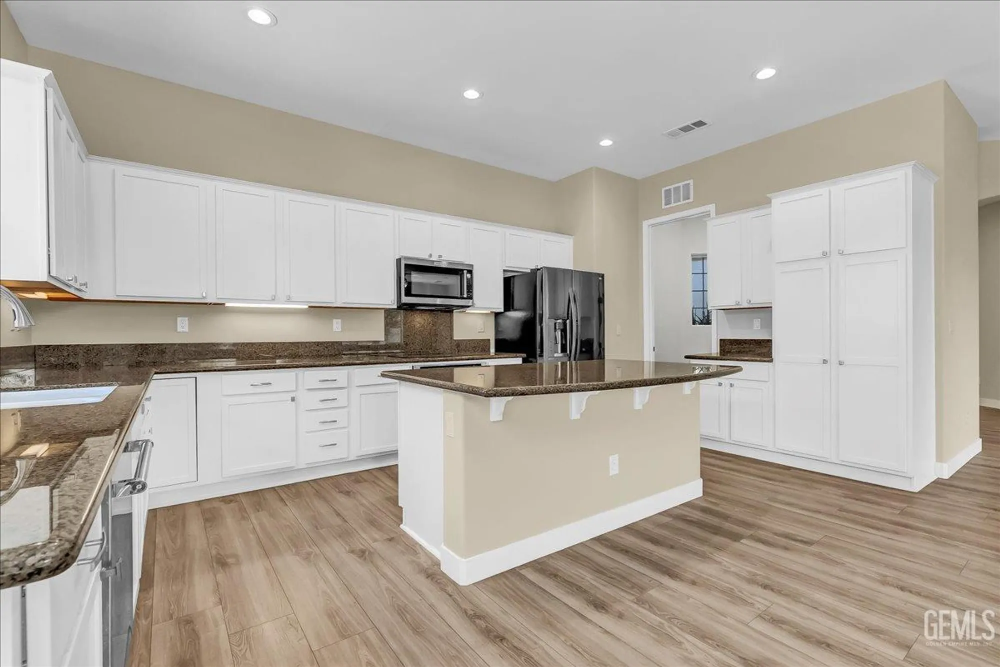 Property Slideshow image 16 of 38 | 5714 park place dr, Bakersfield, CA, 93306