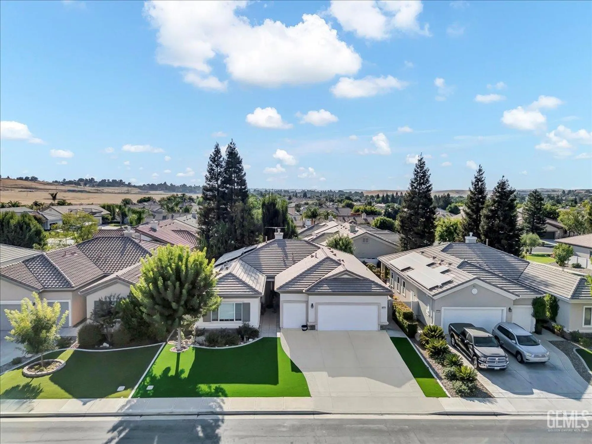 Property Slideshow image 4 of 38 | 5714 park place dr, Bakersfield, CA, 93306