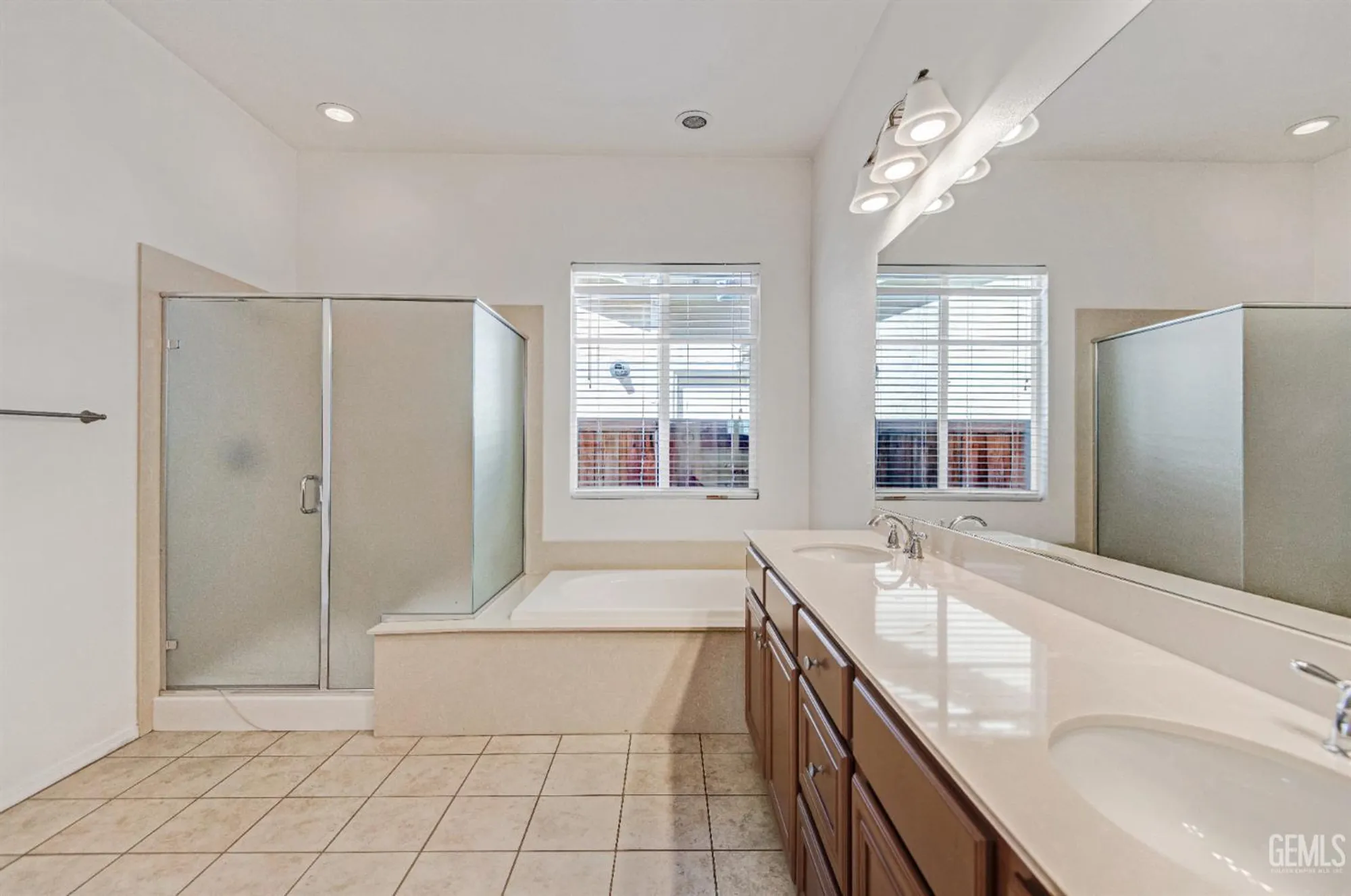 Property Slideshow image 29 of 38 | 9709 richland hills ln, Bakersfield, CA, 93306