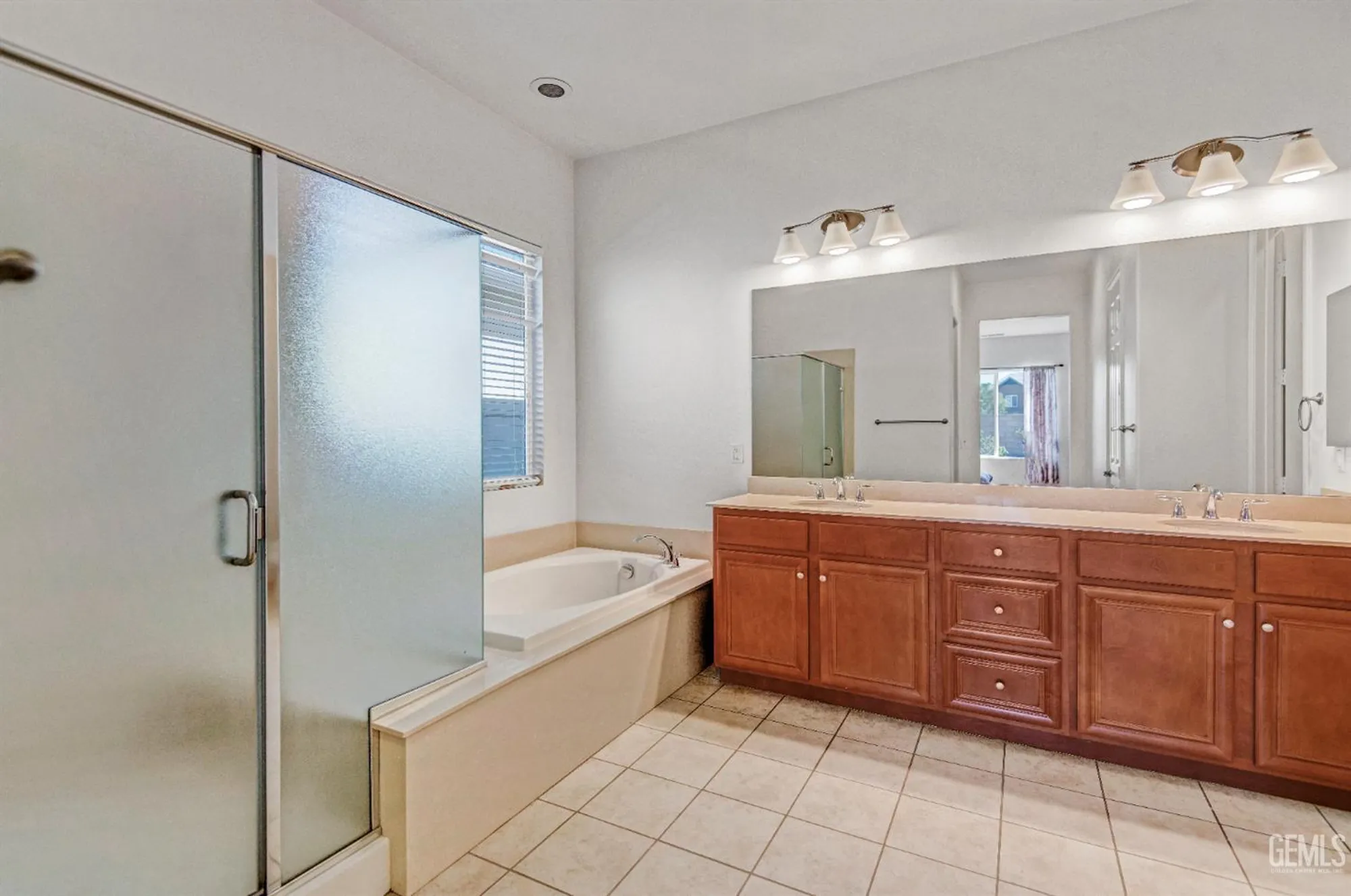 Property Slideshow image 28 of 38 | 9709 richland hills ln, Bakersfield, CA, 93306