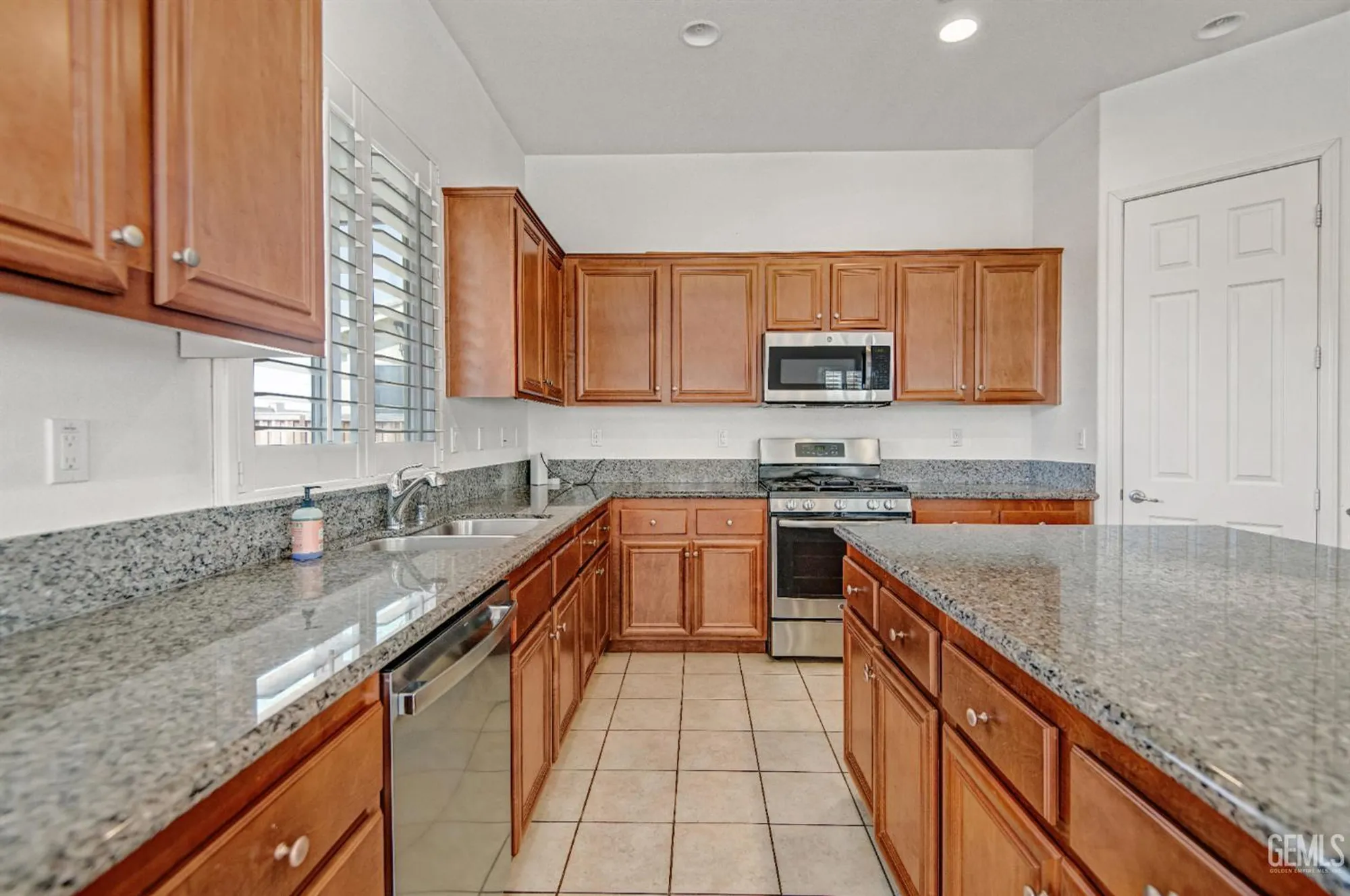 Property Slideshow image 21 of 38 | 9709 richland hills ln, Bakersfield, CA, 93306