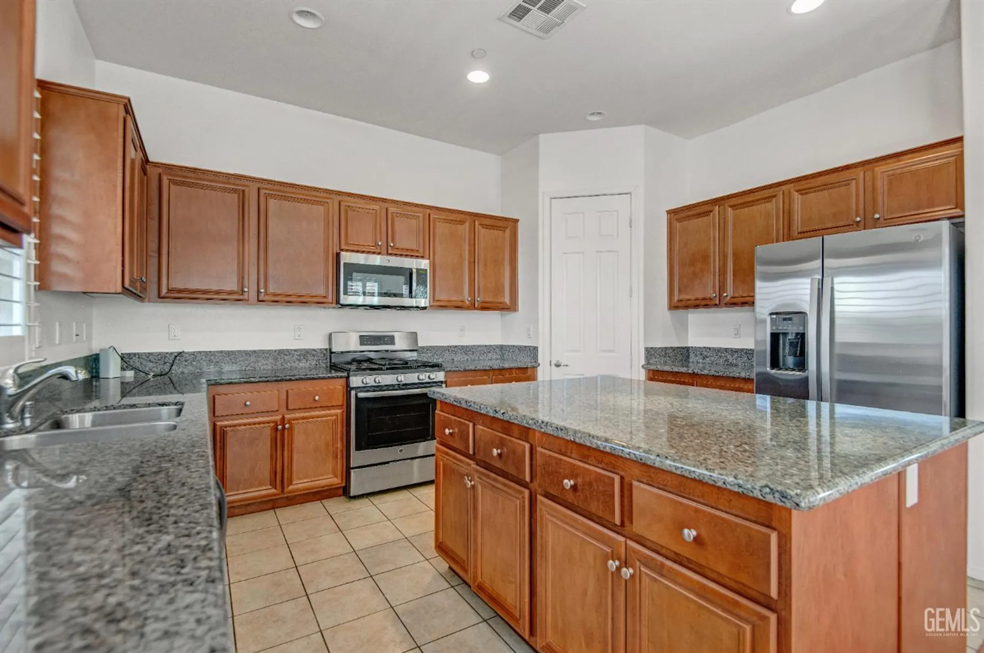 Property Slideshow image 23 of 38 | 9709 richland hills ln, Bakersfield, CA, 93306