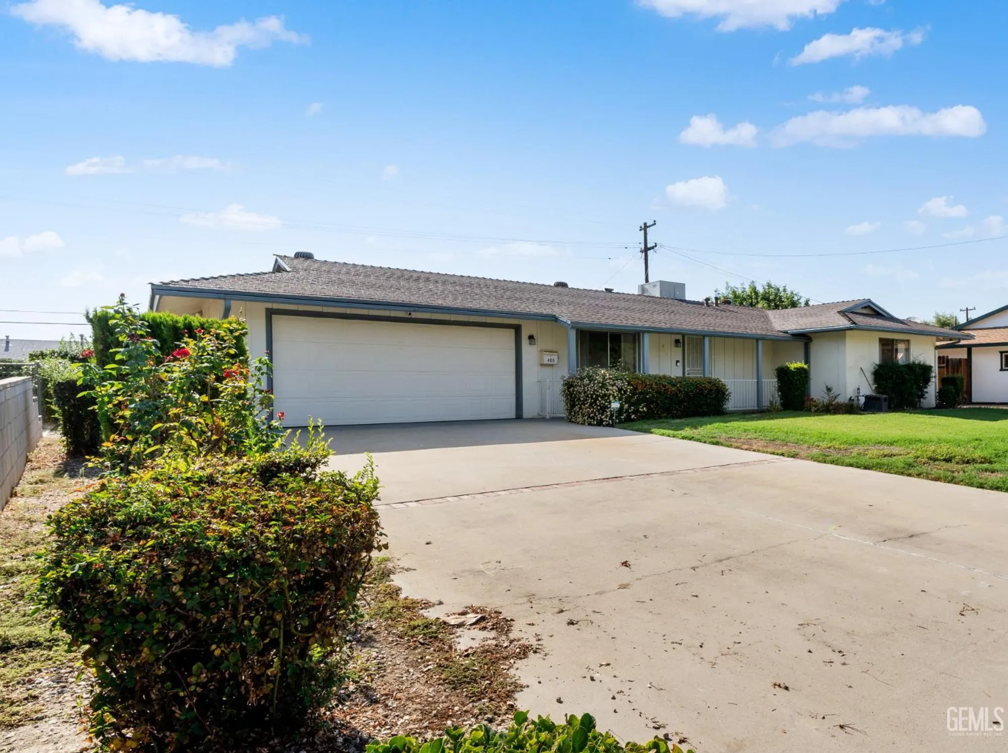 Property Slideshow image 2 of 20 | 405 oak fair way, Bakersfield, CA, 93309