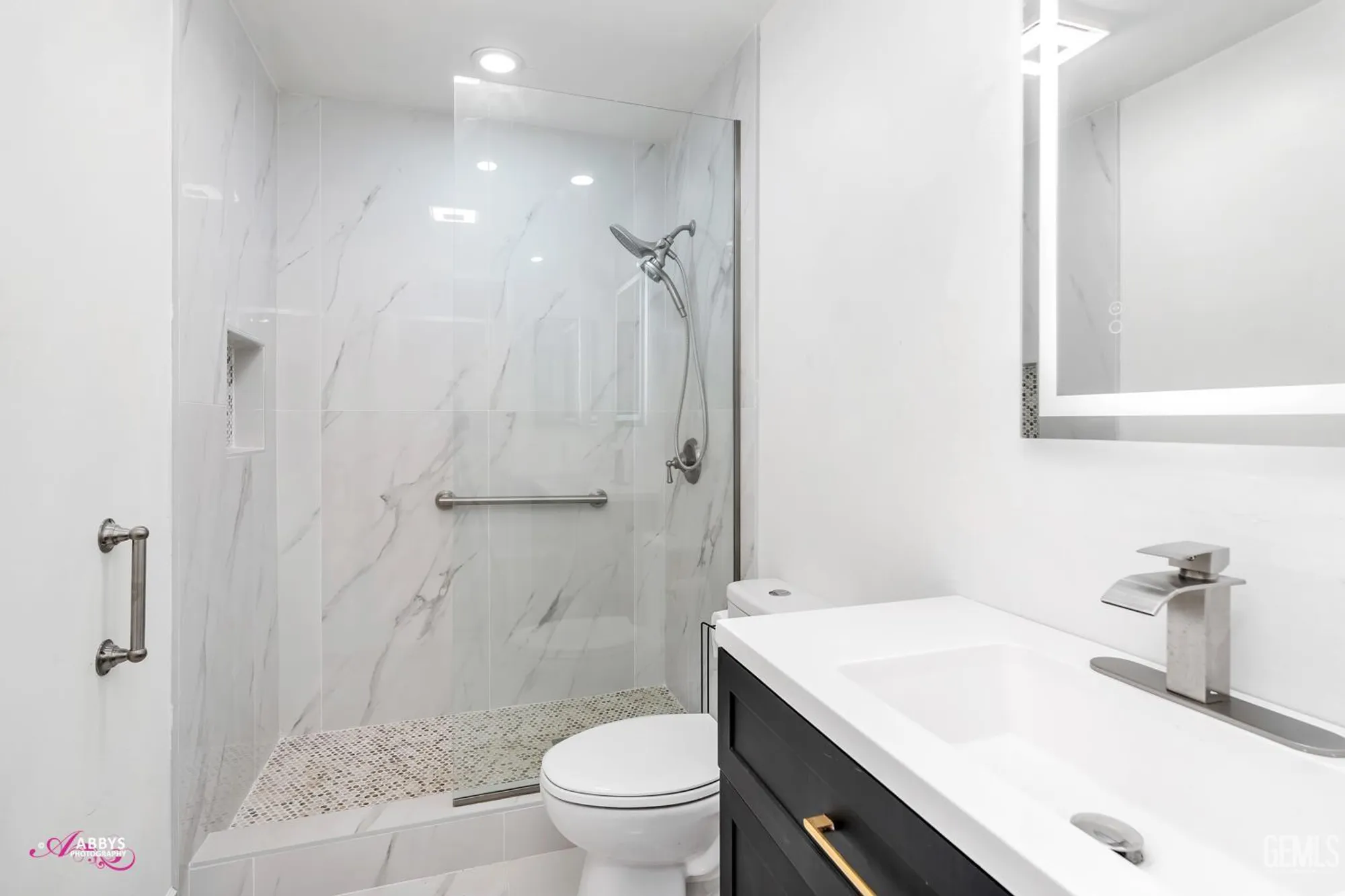 Property Slideshow image 9 of 27 | 6104 bel aire way, Bakersfield, CA, 93309