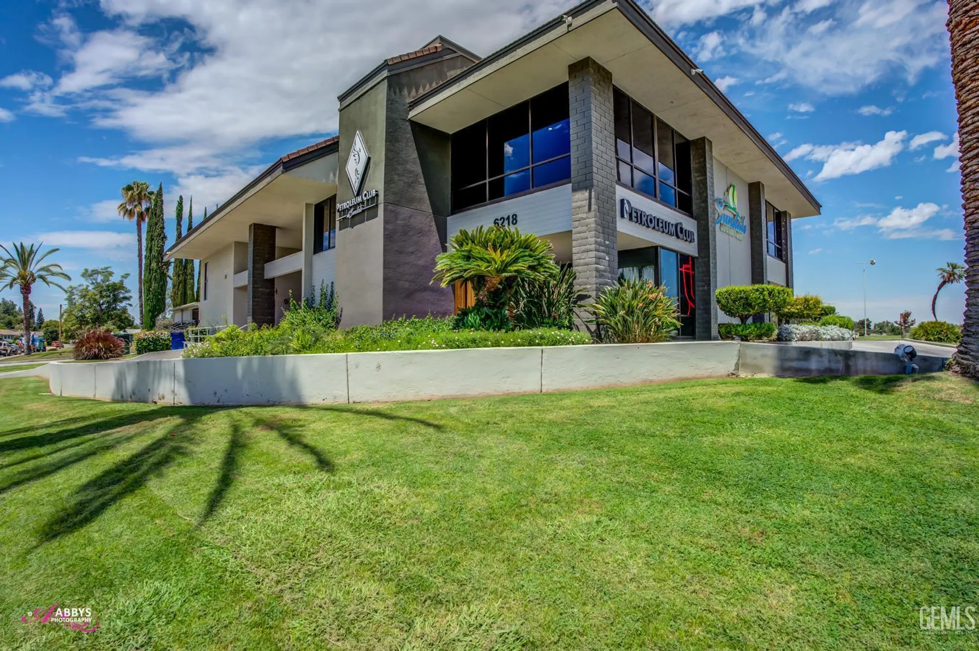 Property Slideshow image 18 of 27 | 6104 bel aire way, Bakersfield, CA, 93309
