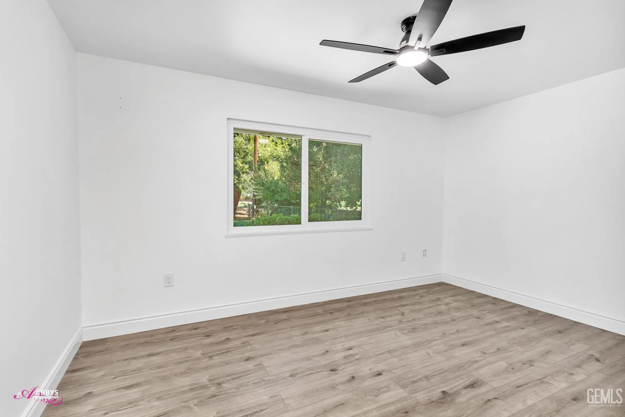 Property Slideshow image 12 of 27 | 6104 bel aire way, Bakersfield, CA, 93309
