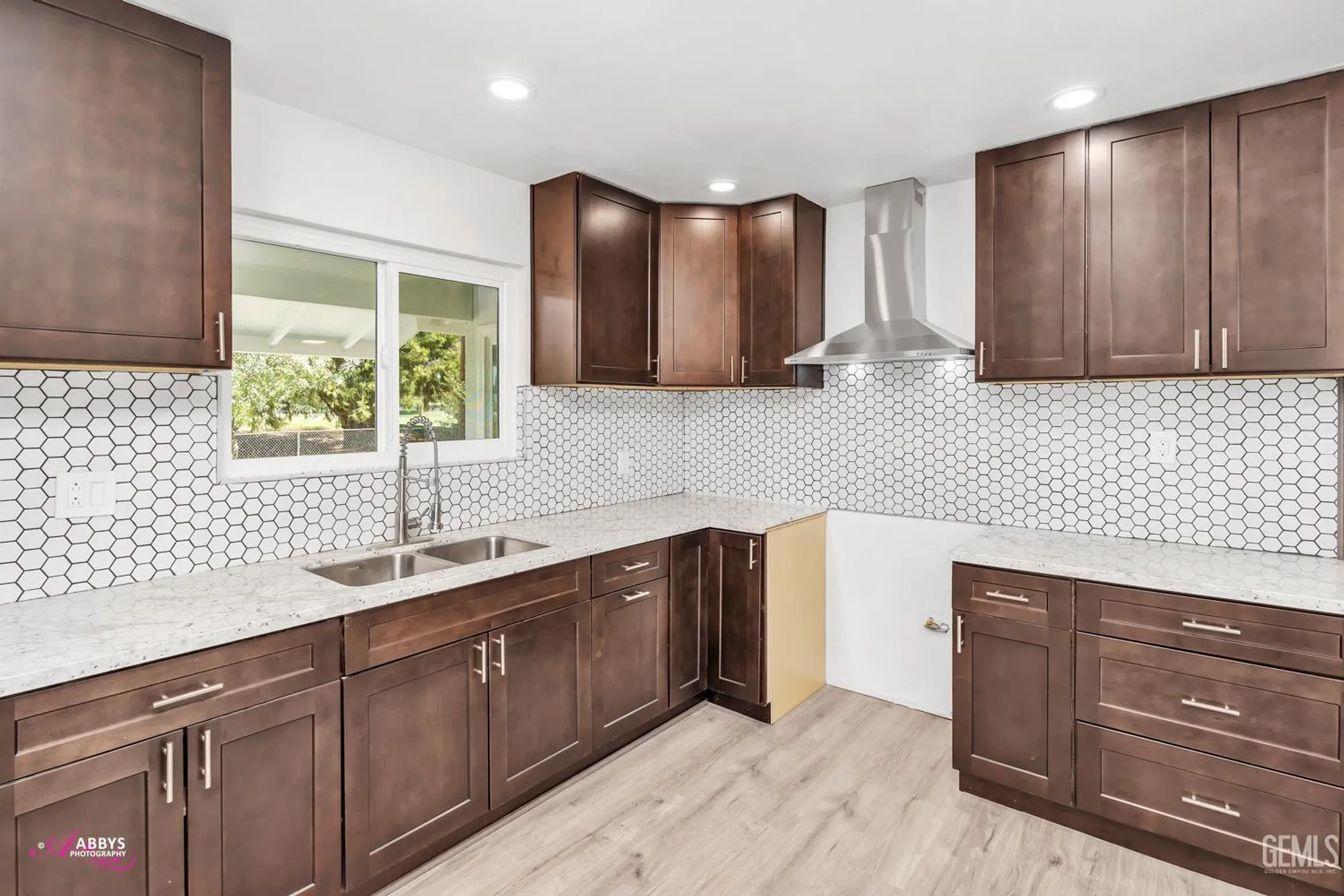 Property Slideshow image 4 of 27 | 6104 bel aire way, Bakersfield, CA, 93309
