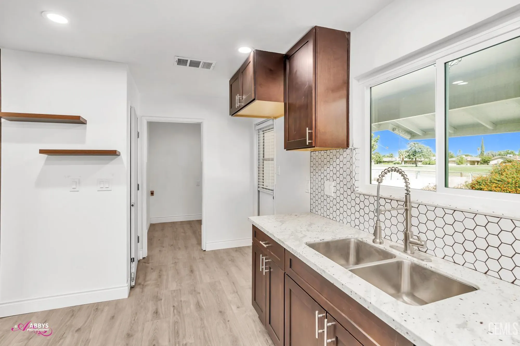 Property Slideshow image 5 of 27 | 6104 bel aire way, Bakersfield, CA, 93309