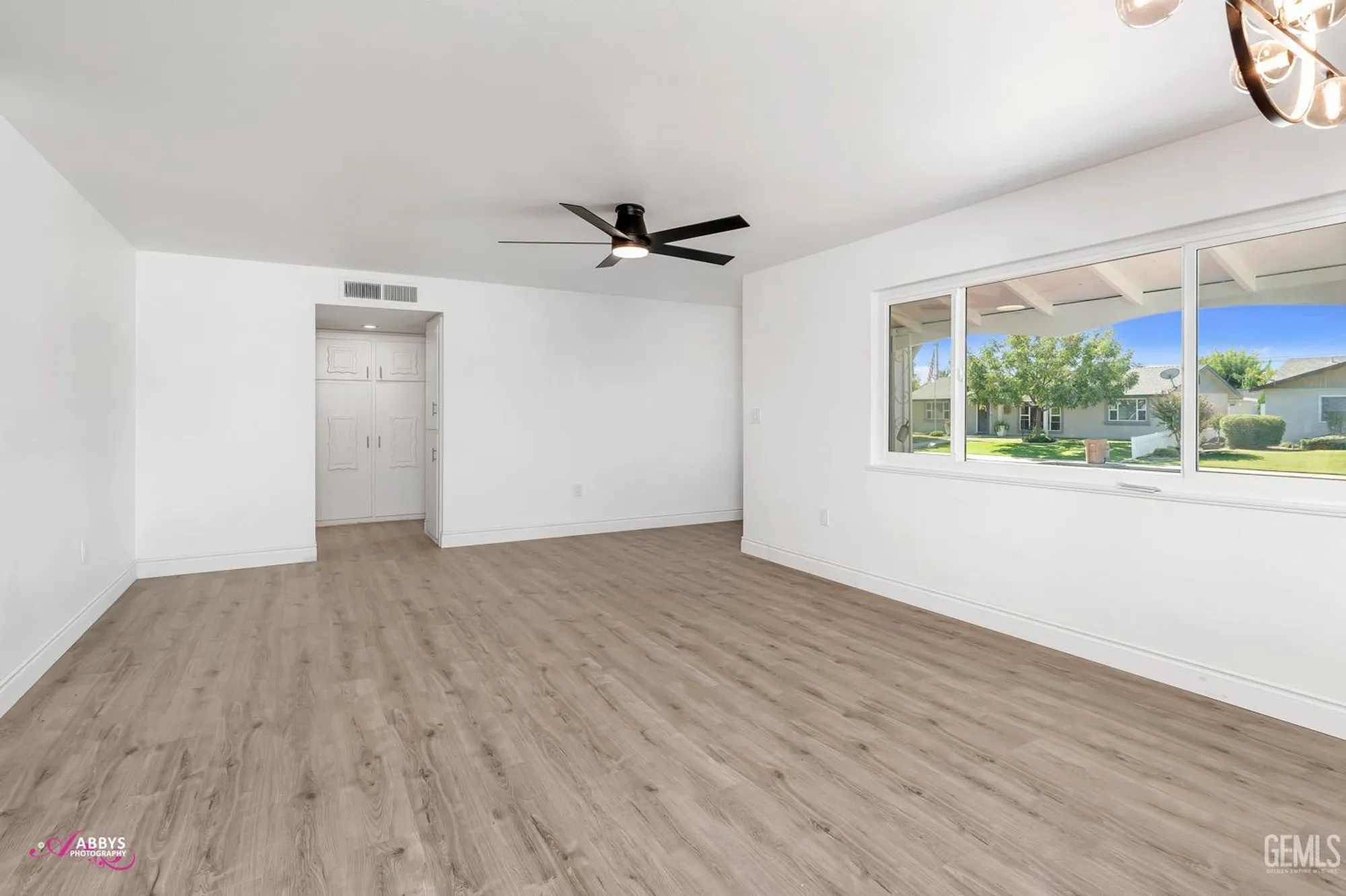 Property Slideshow image 7 of 27 | 6104 bel aire way, Bakersfield, CA, 93309