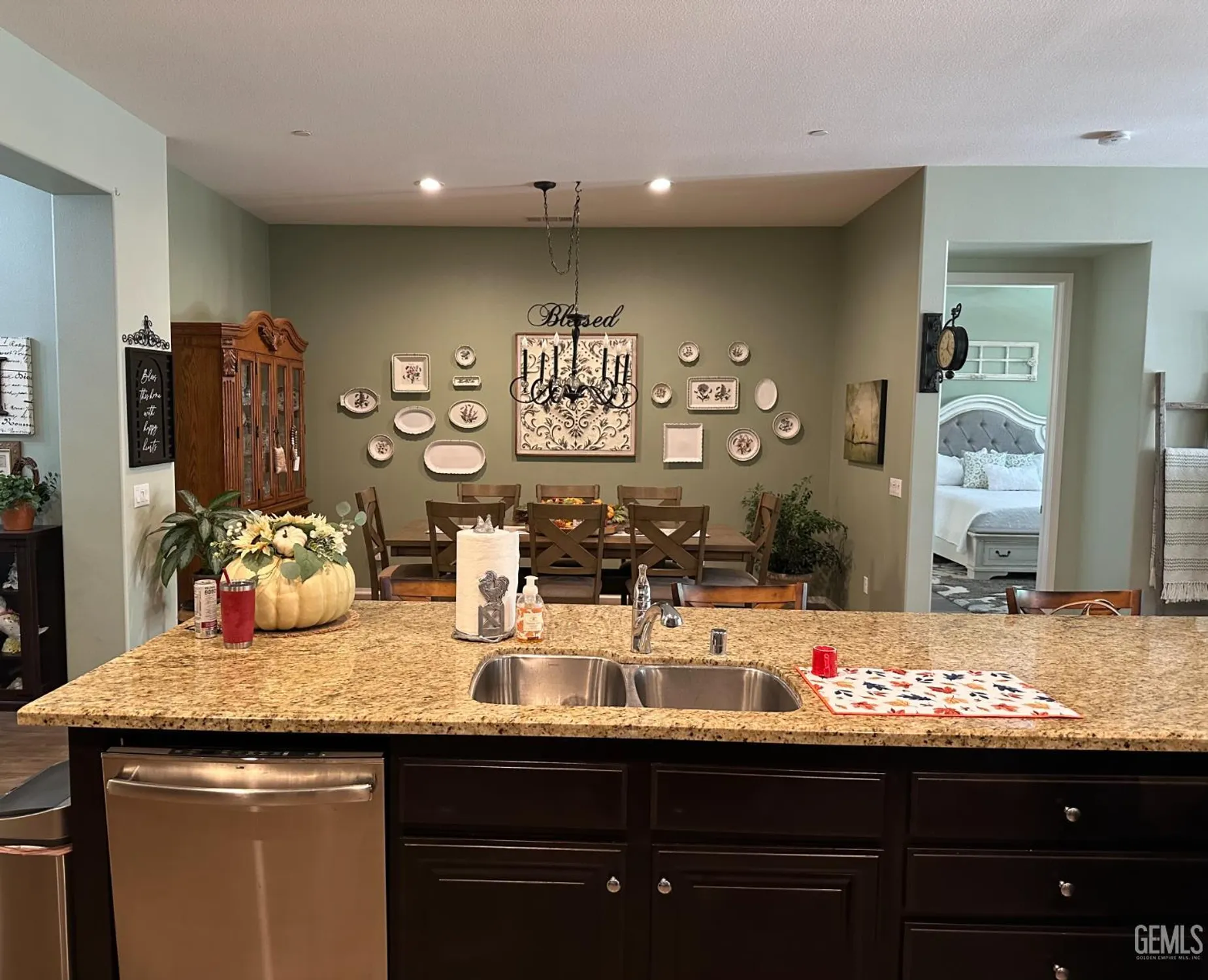 Property Slideshow image 26 of 48 | 10026 besancon way, Bakersfield, CA, 93306