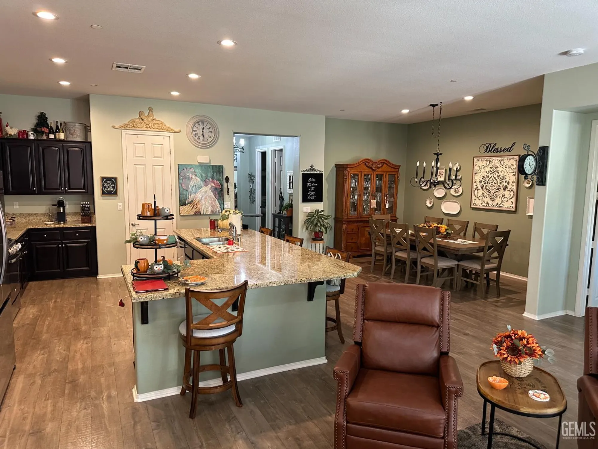 Property Slideshow image 29 of 48 | 10026 besancon way, Bakersfield, CA, 93306