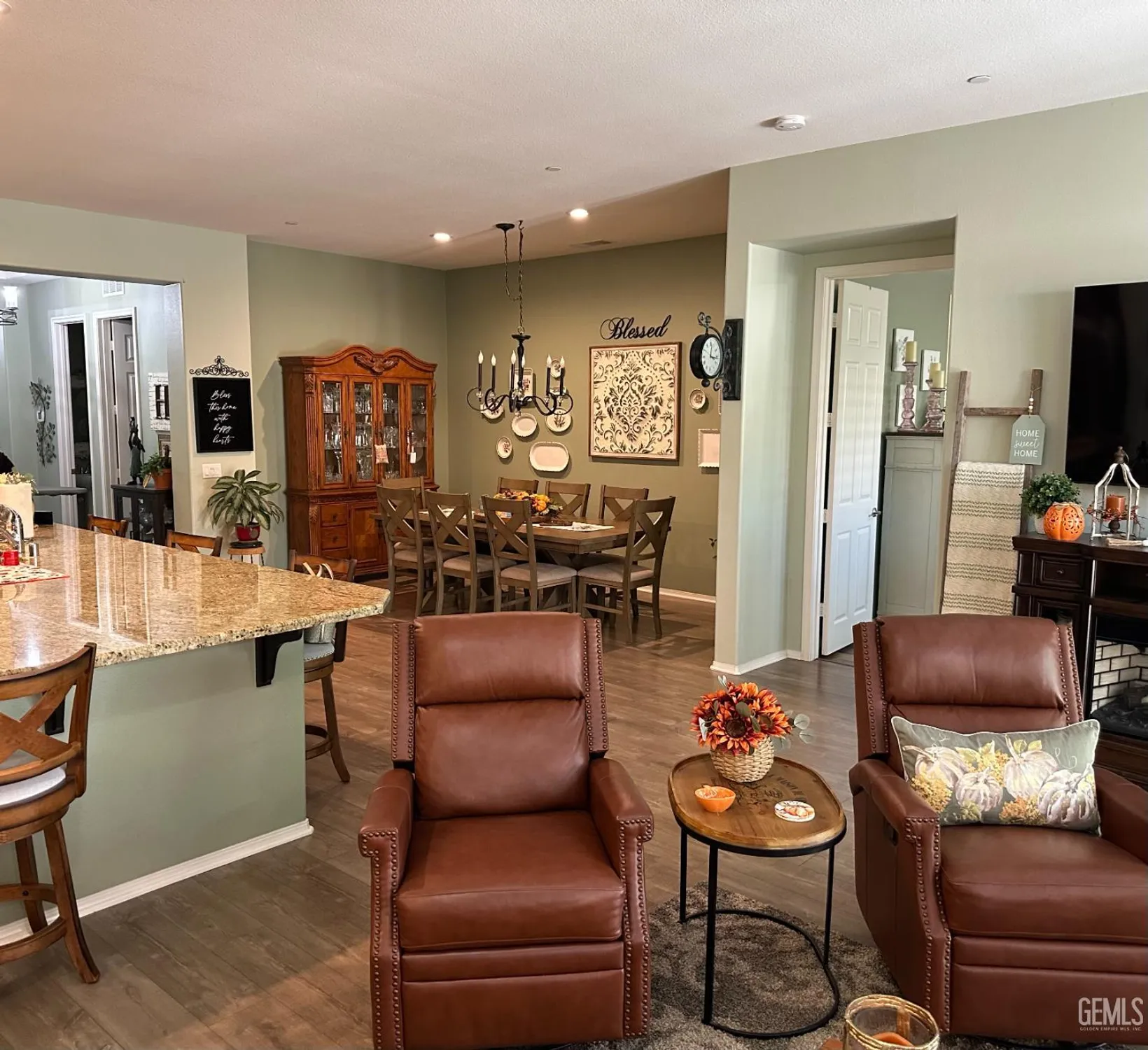 Property Slideshow image 28 of 48 | 10026 besancon way, Bakersfield, CA, 93306