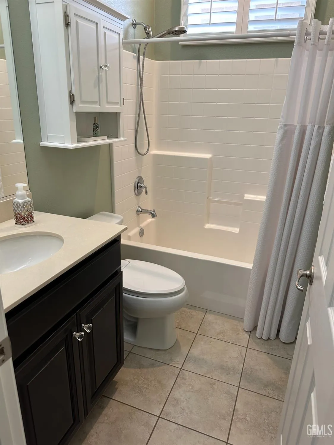 Property Slideshow image 17 of 48 | 10026 besancon way, Bakersfield, CA, 93306