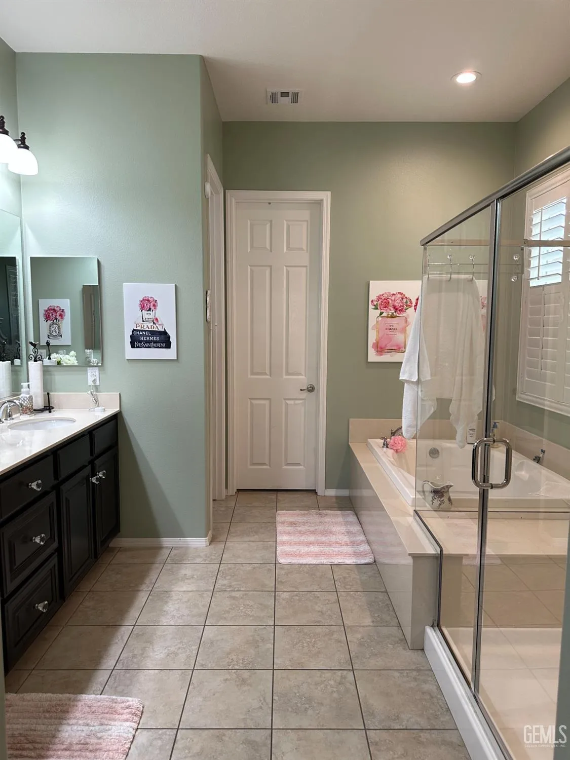 Property Slideshow image 33 of 48 | 10026 besancon way, Bakersfield, CA, 93306