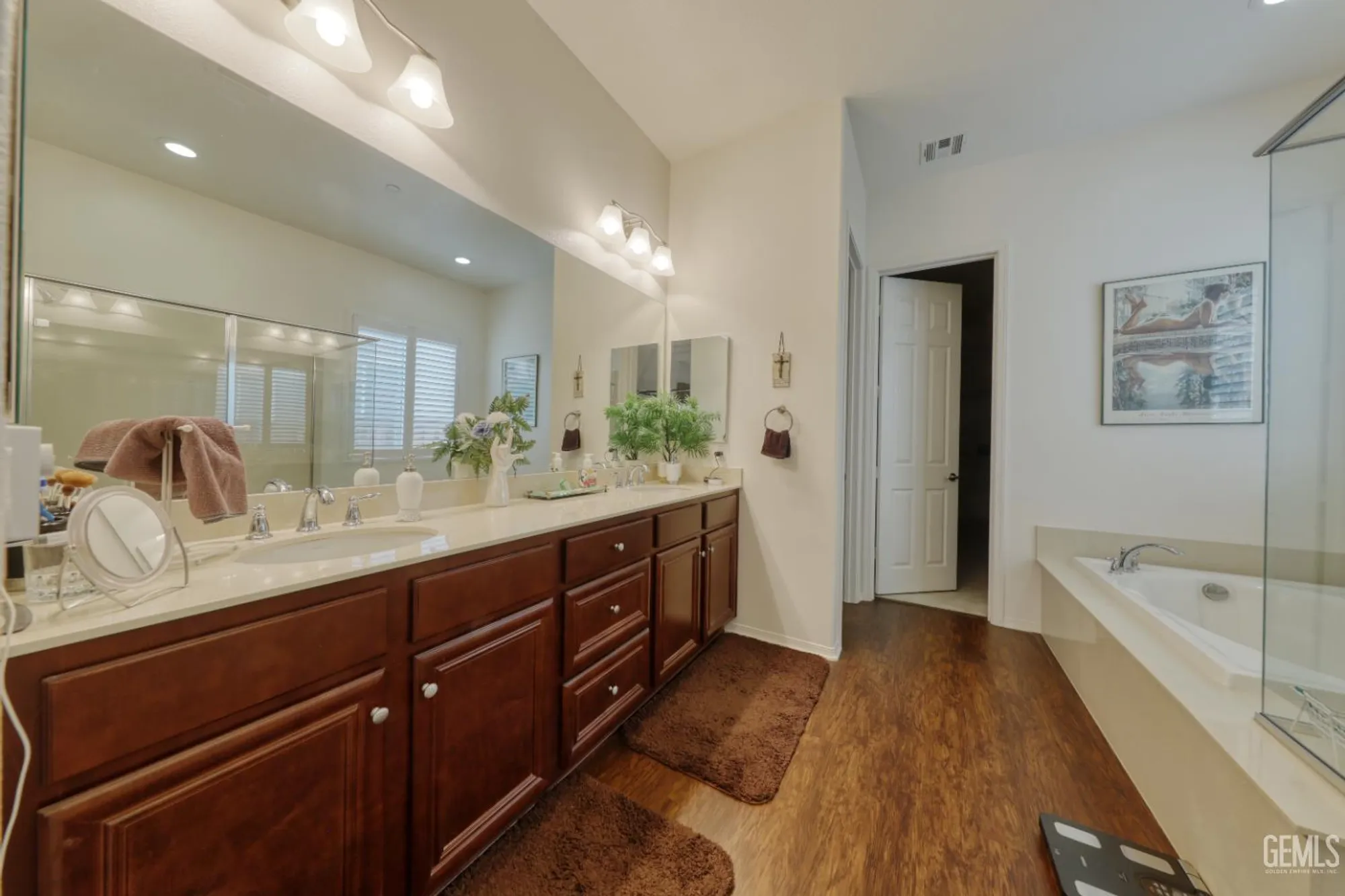 Property Slideshow image 17 of 55 | 5908 orange hill pl, Bakersfield, CA, 93306