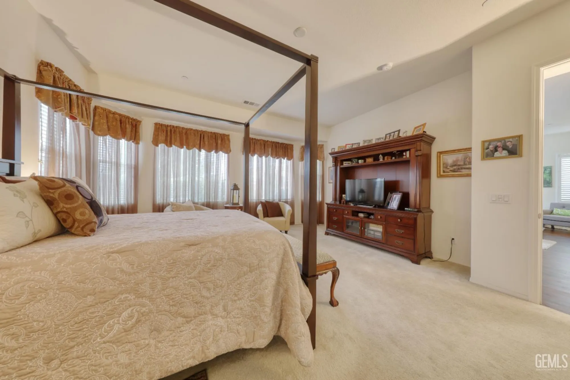 Property Slideshow image 16 of 55 | 5908 orange hill pl, Bakersfield, CA, 93306