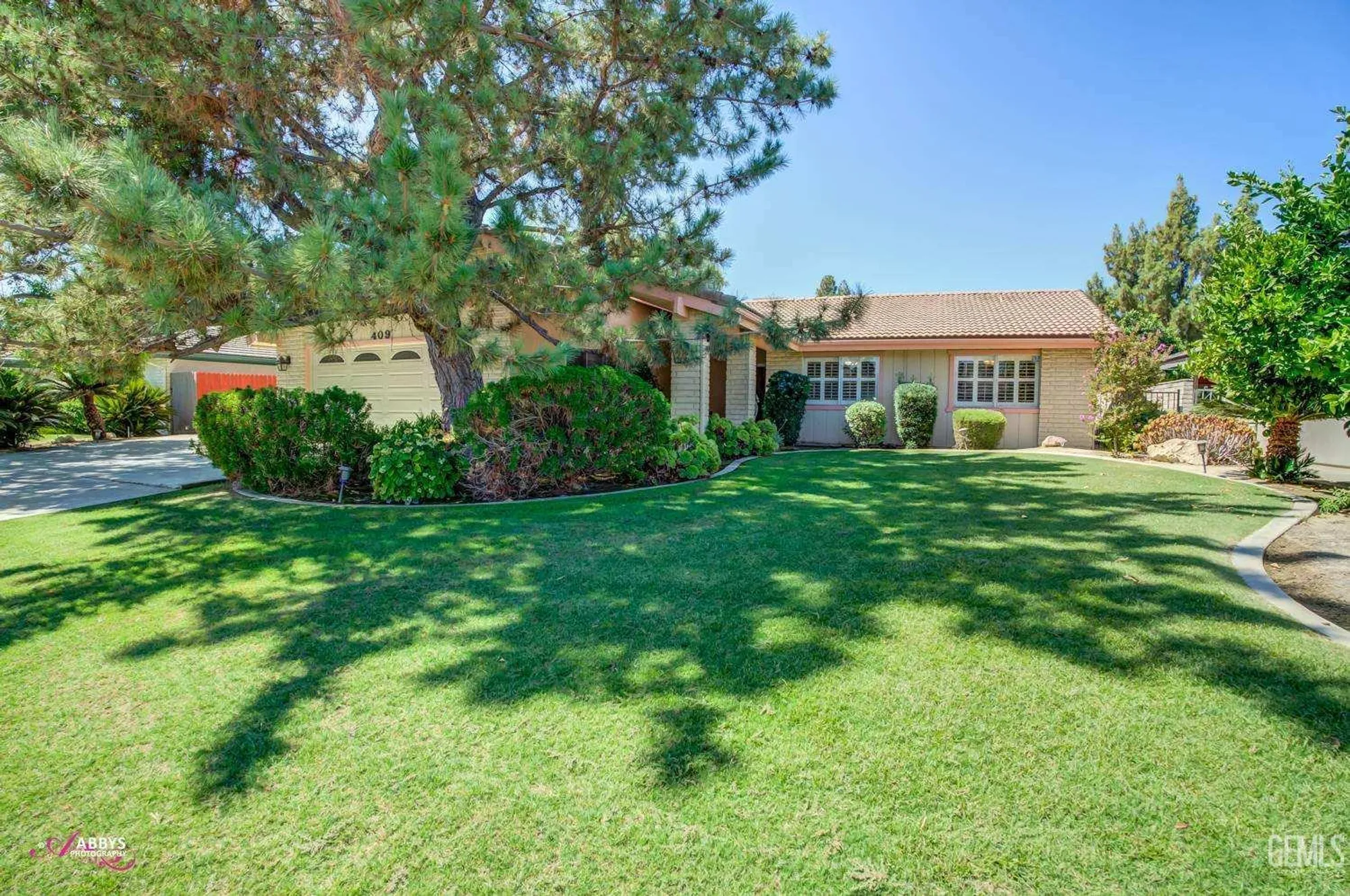 Property Slideshow image 4 of 47 | 409 bermuda st, Bakersfield, CA, 93309