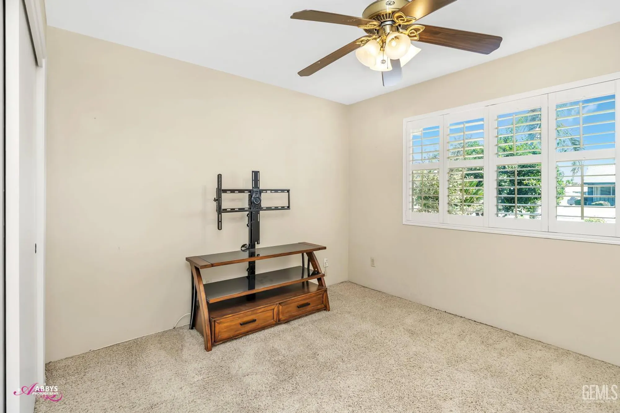 Property Slideshow image 18 of 47 | 409 bermuda st, Bakersfield, CA, 93309