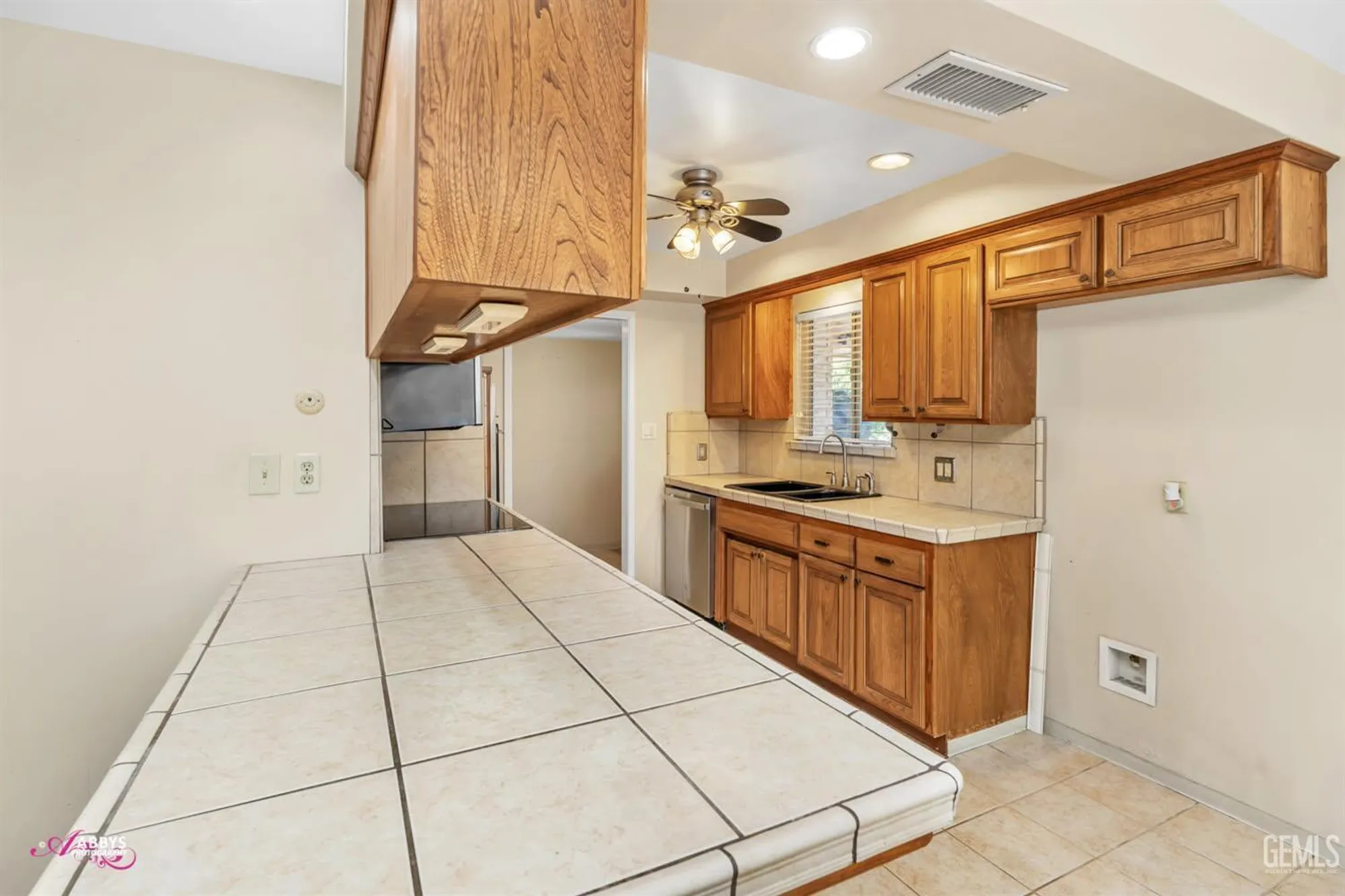 Property Slideshow image 10 of 47 | 409 bermuda st, Bakersfield, CA, 93309
