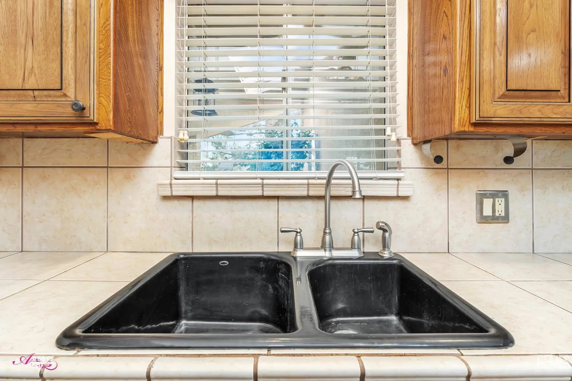 Property Slideshow image 11 of 47 | 409 bermuda st, Bakersfield, CA, 93309