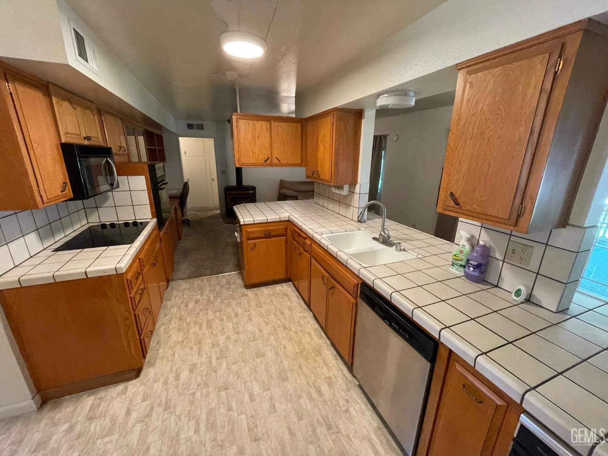 Property Slideshow image 13 of 44 | 917 cherry hills dr, Bakersfield, CA, 93309