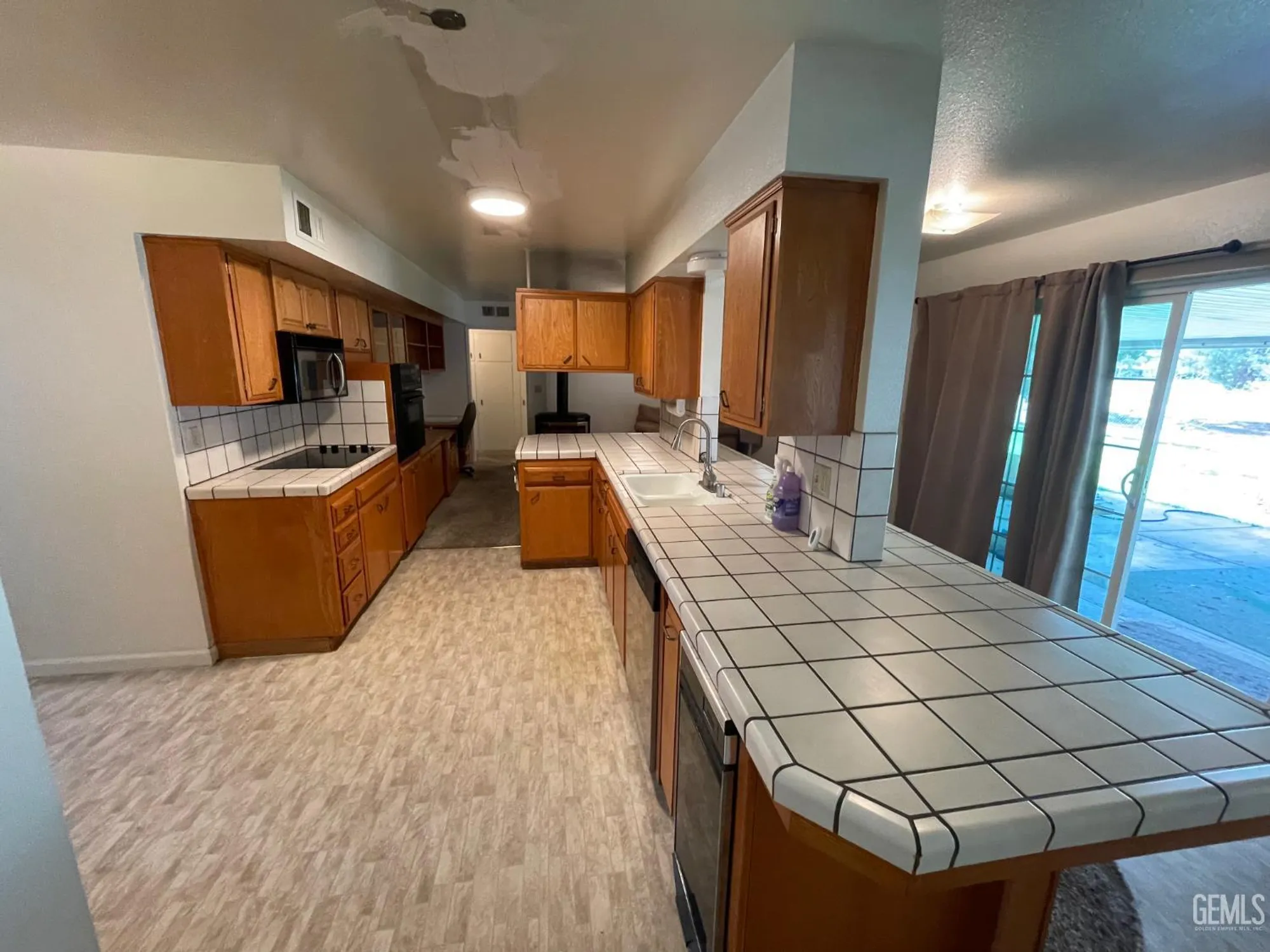 Property Slideshow image 11 of 44 | 917 cherry hills dr, Bakersfield, CA, 93309