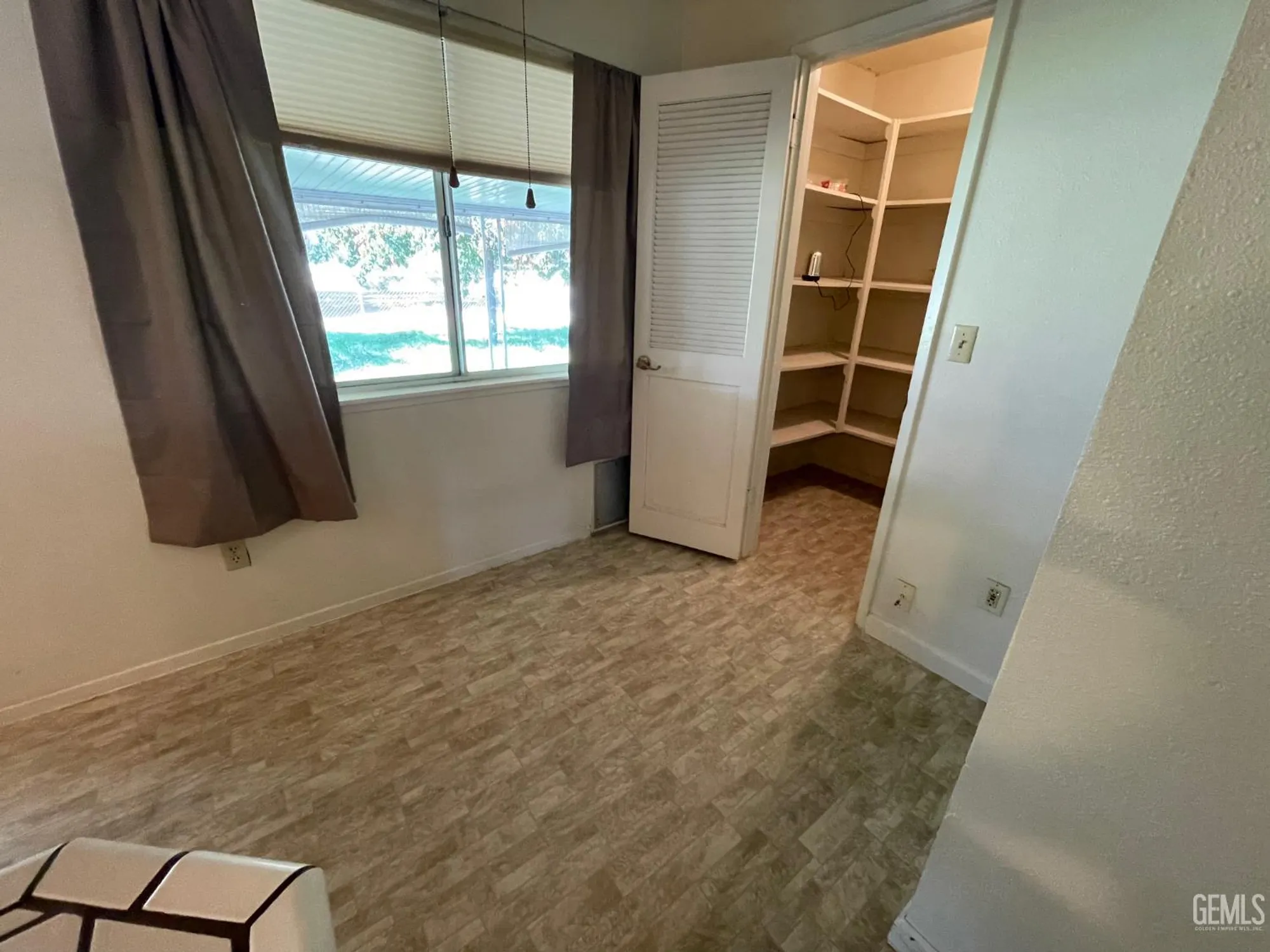 Property Slideshow image 15 of 44 | 917 cherry hills dr, Bakersfield, CA, 93309