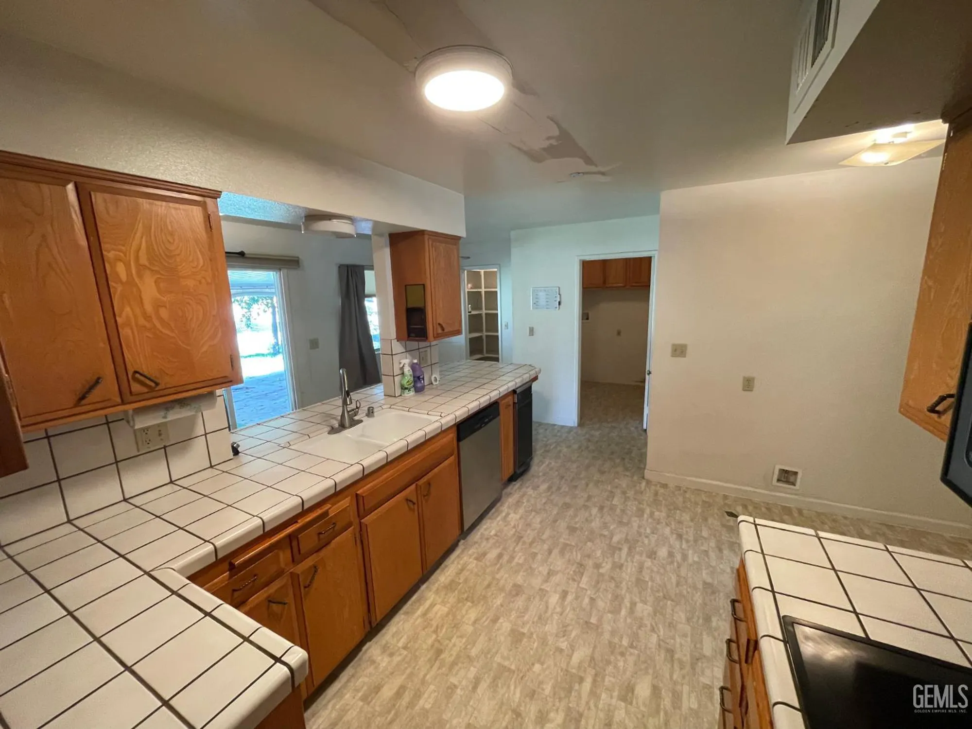 Property Slideshow image 10 of 44 | 917 cherry hills dr, Bakersfield, CA, 93309