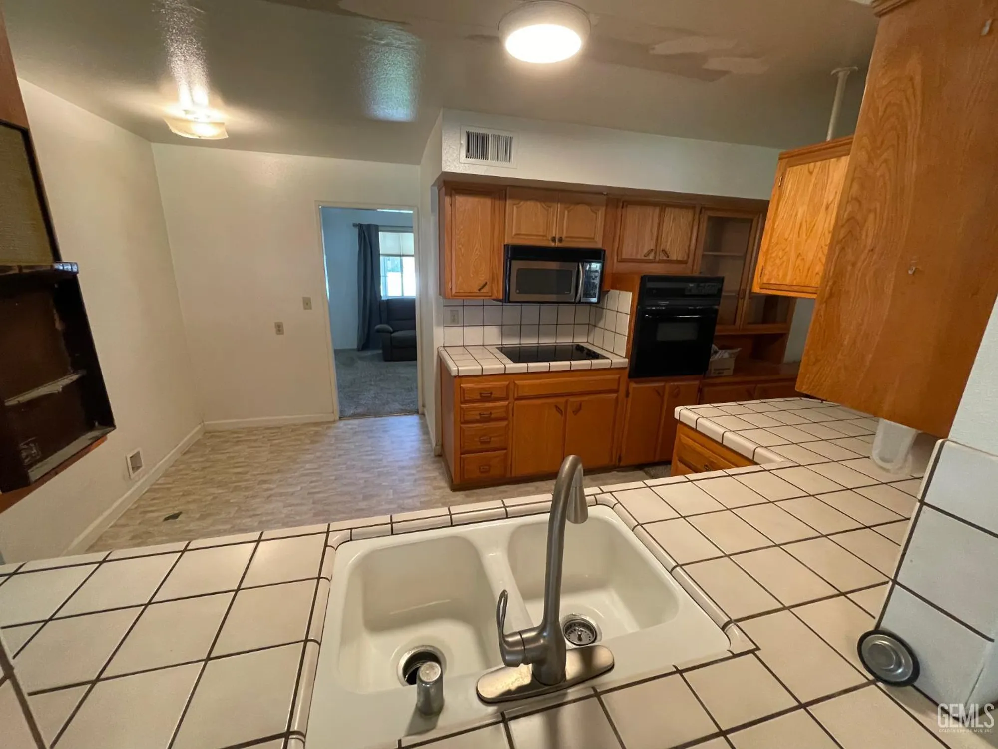 Property Slideshow image 12 of 44 | 917 cherry hills dr, Bakersfield, CA, 93309