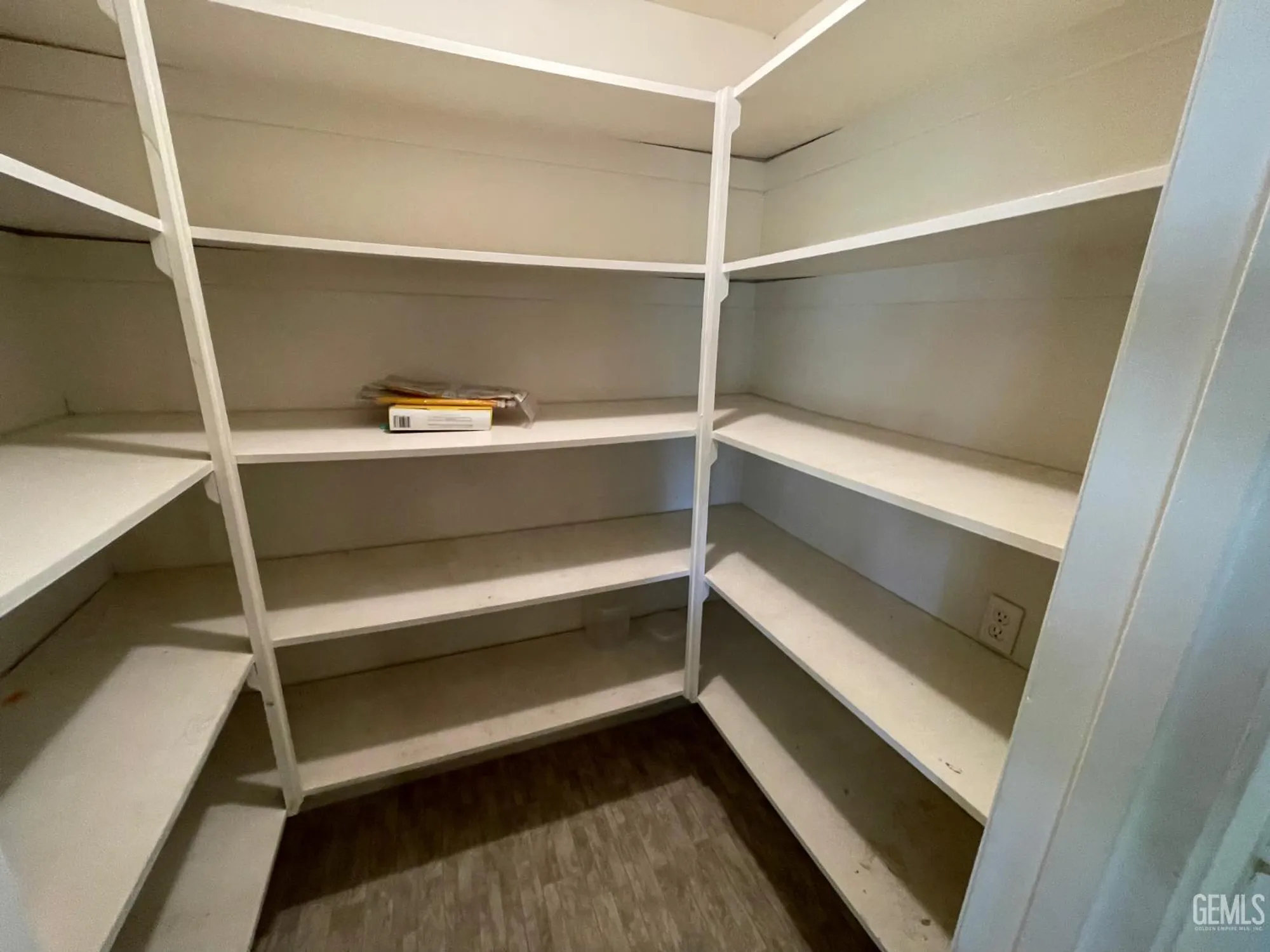 Property Slideshow image 17 of 44 | 917 cherry hills dr, Bakersfield, CA, 93309