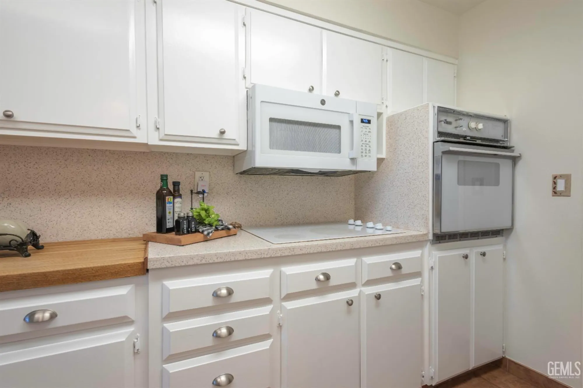 Property Slideshow image 12 of 44 | 504 cherry hills dr, Bakersfield, CA, 93309