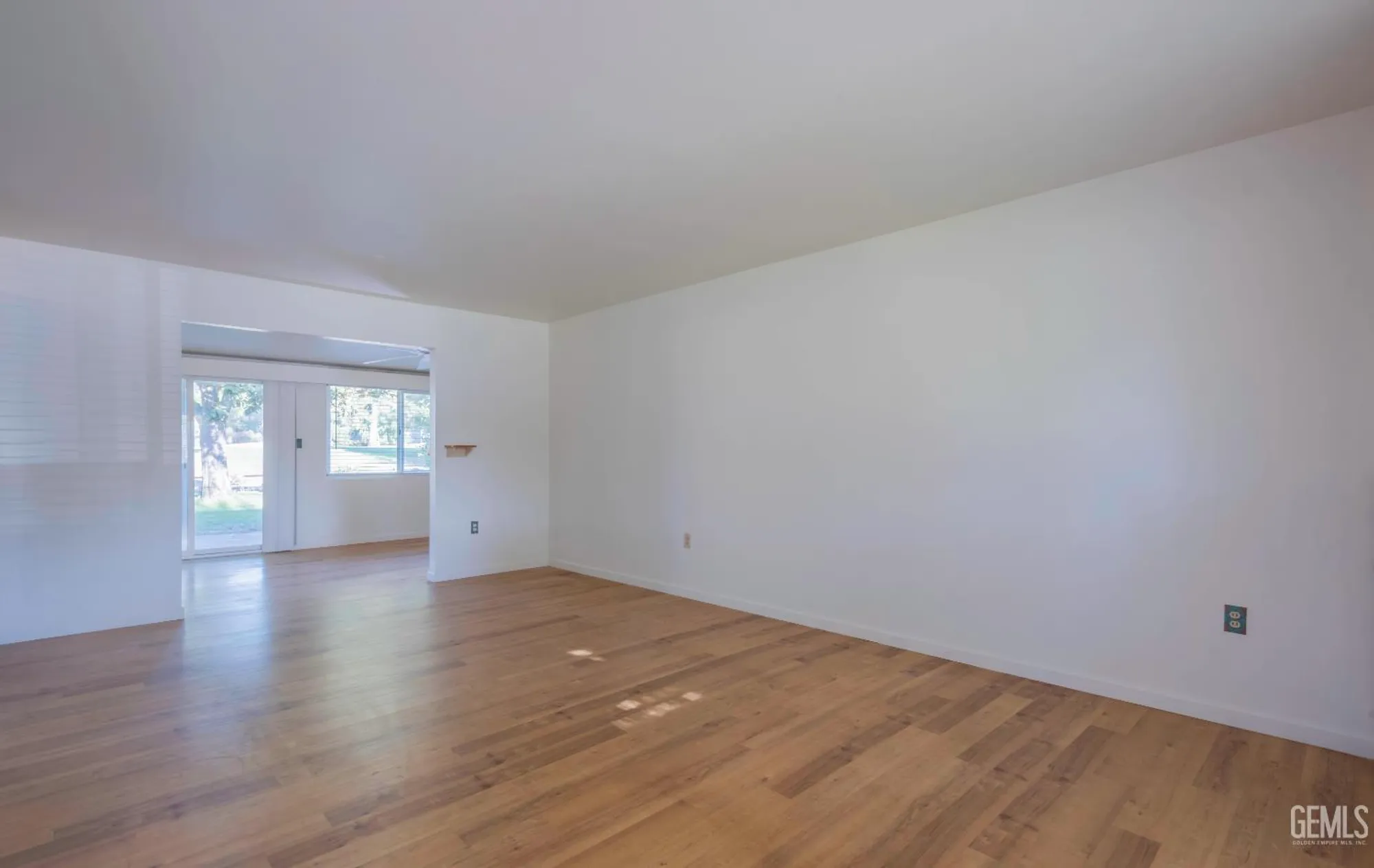 Property Slideshow image 8 of 44 | 504 cherry hills dr, Bakersfield, CA, 93309