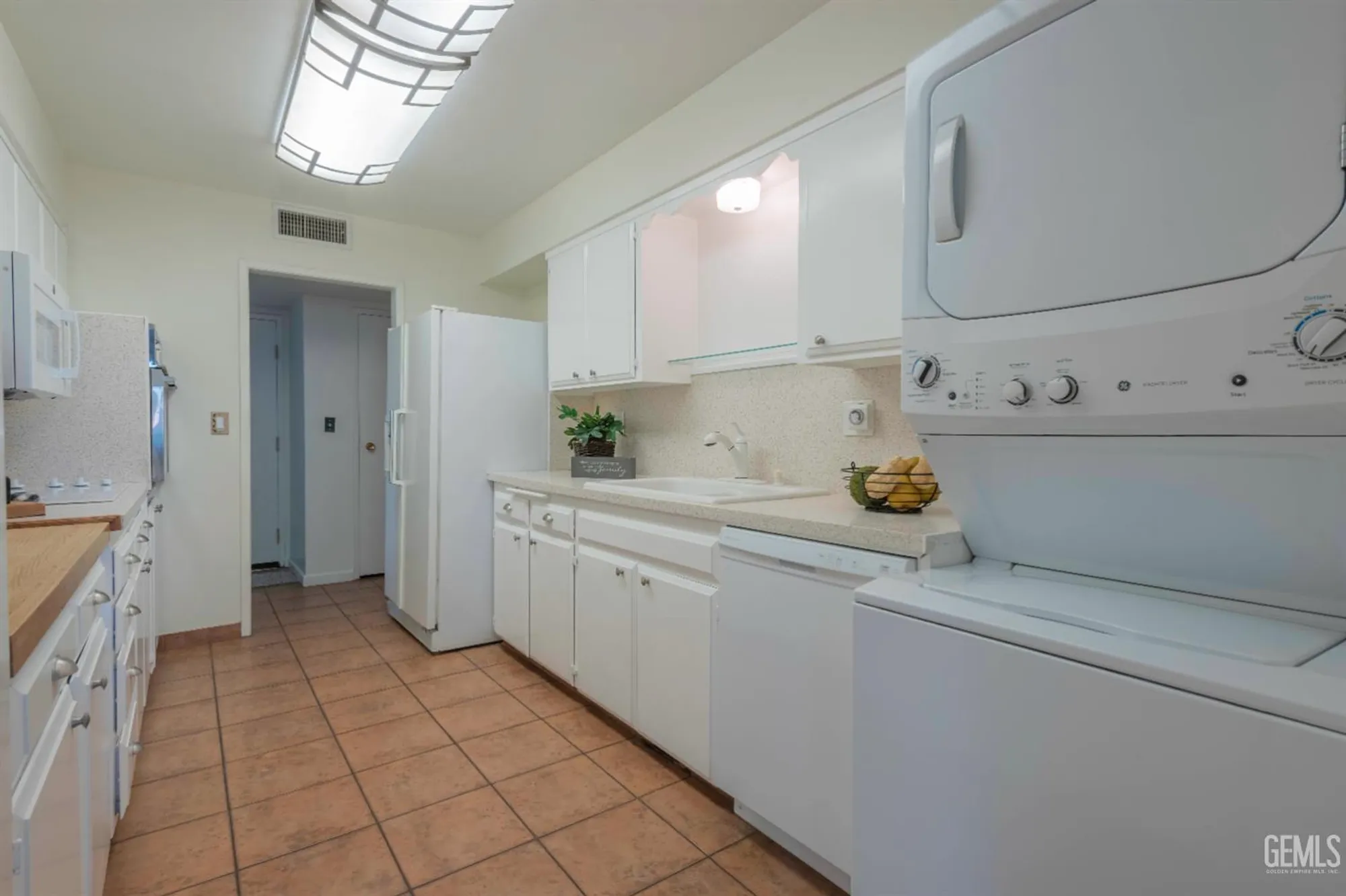 Property Slideshow image 11 of 44 | 504 cherry hills dr, Bakersfield, CA, 93309