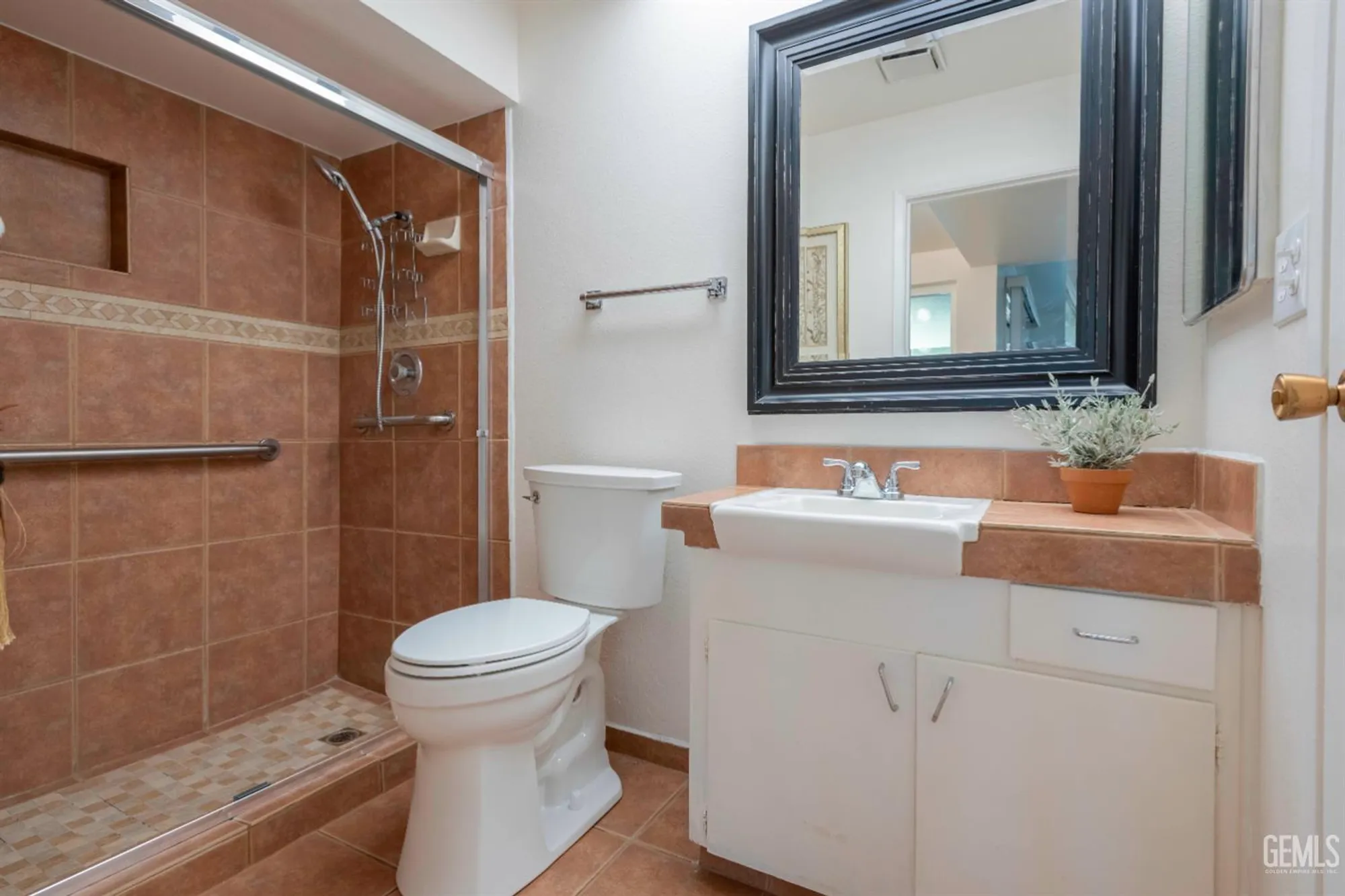 Property Slideshow image 20 of 44 | 504 cherry hills dr, Bakersfield, CA, 93309