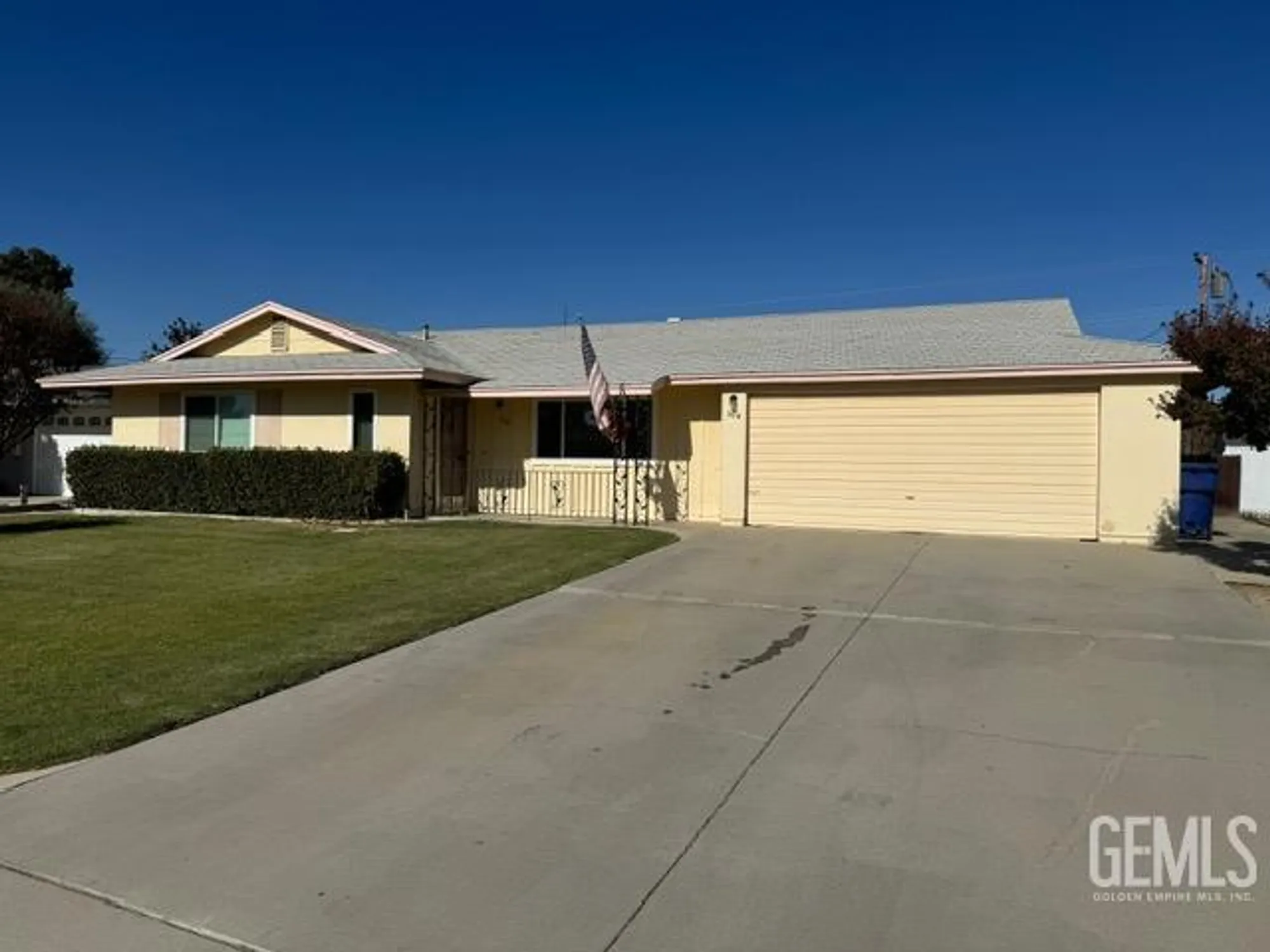 Property Slideshow image 2 of 23 | 604 river oaks dr, Bakersfield, CA, 93309