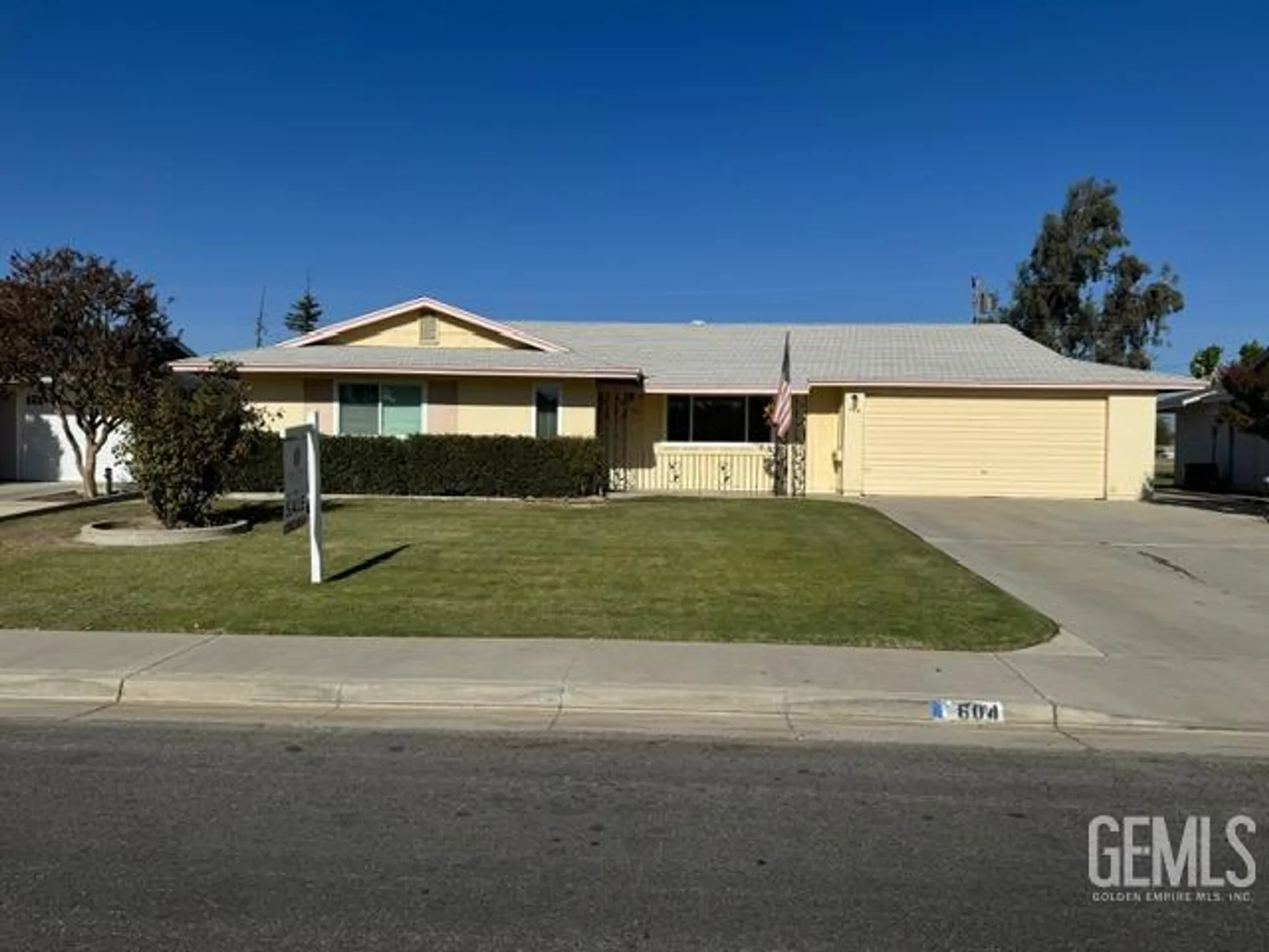Property Slideshow image 1 of 23 | 604 river oaks dr, Bakersfield, CA, 93309