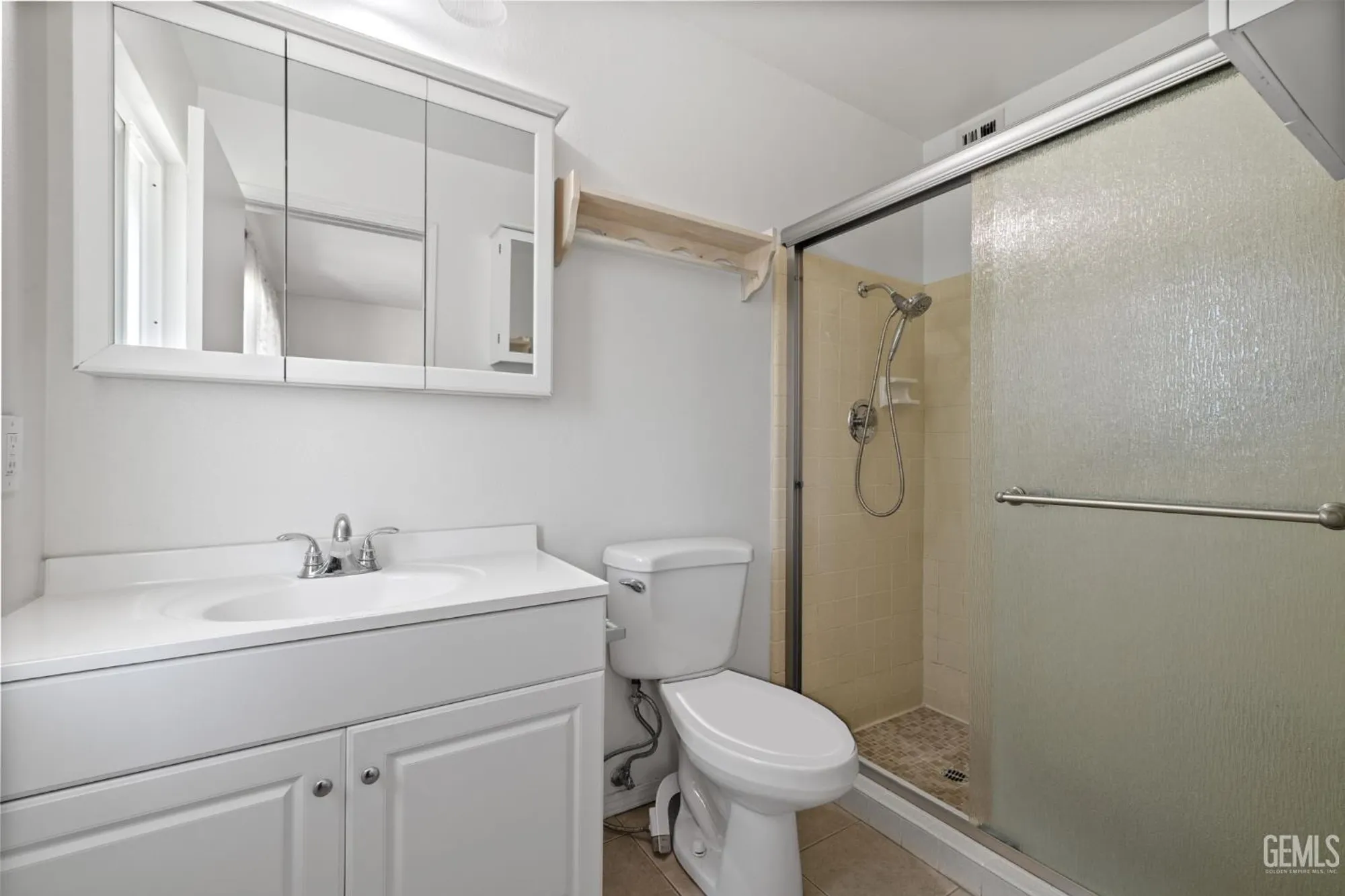 Property Slideshow image 12 of 26 | 900 cherry hills dr, Bakersfield, CA, 93309