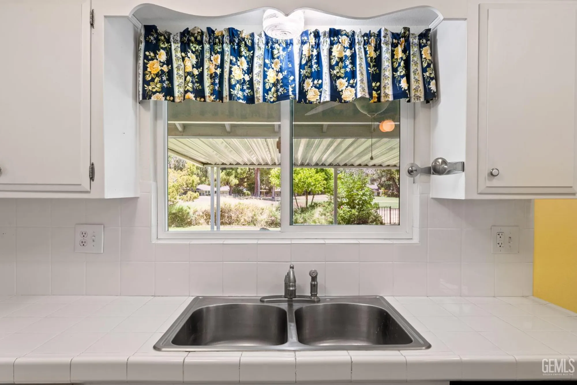 Property Slideshow image 7 of 26 | 900 cherry hills dr, Bakersfield, CA, 93309