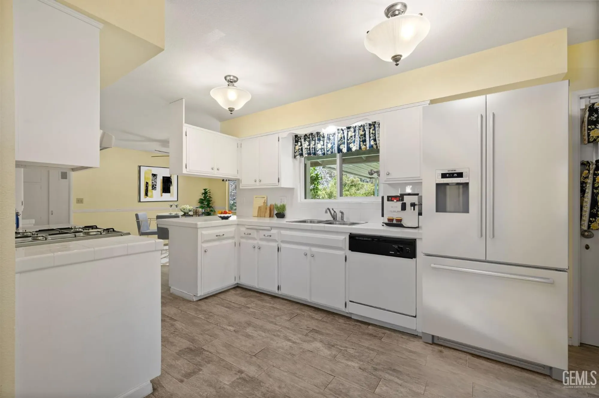 Property Slideshow image 6 of 26 | 900 cherry hills dr, Bakersfield, CA, 93309